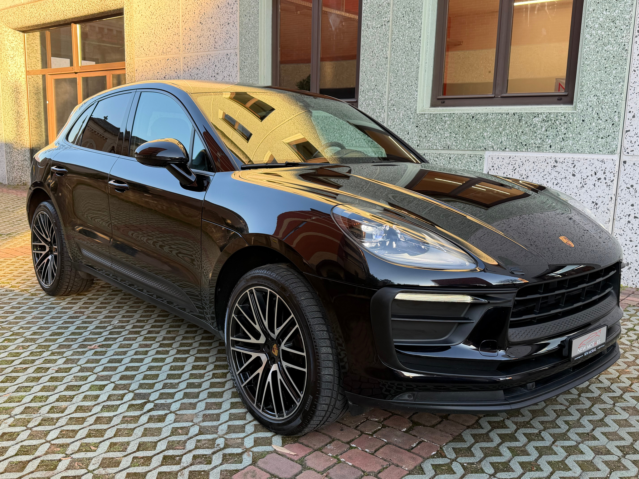 listing desktop thumbnail image 3