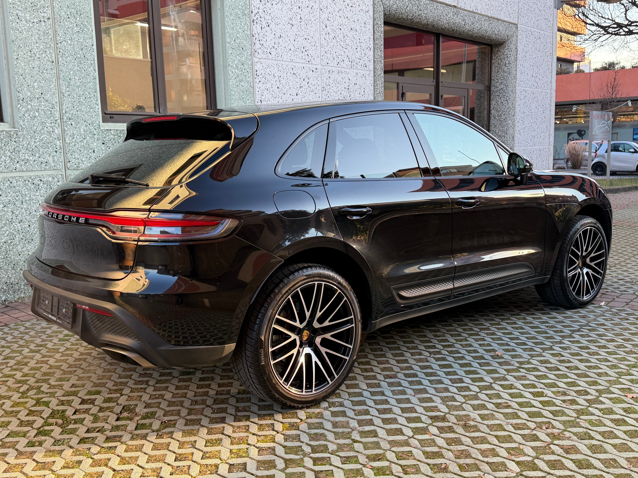 listing desktop thumbnail image 4