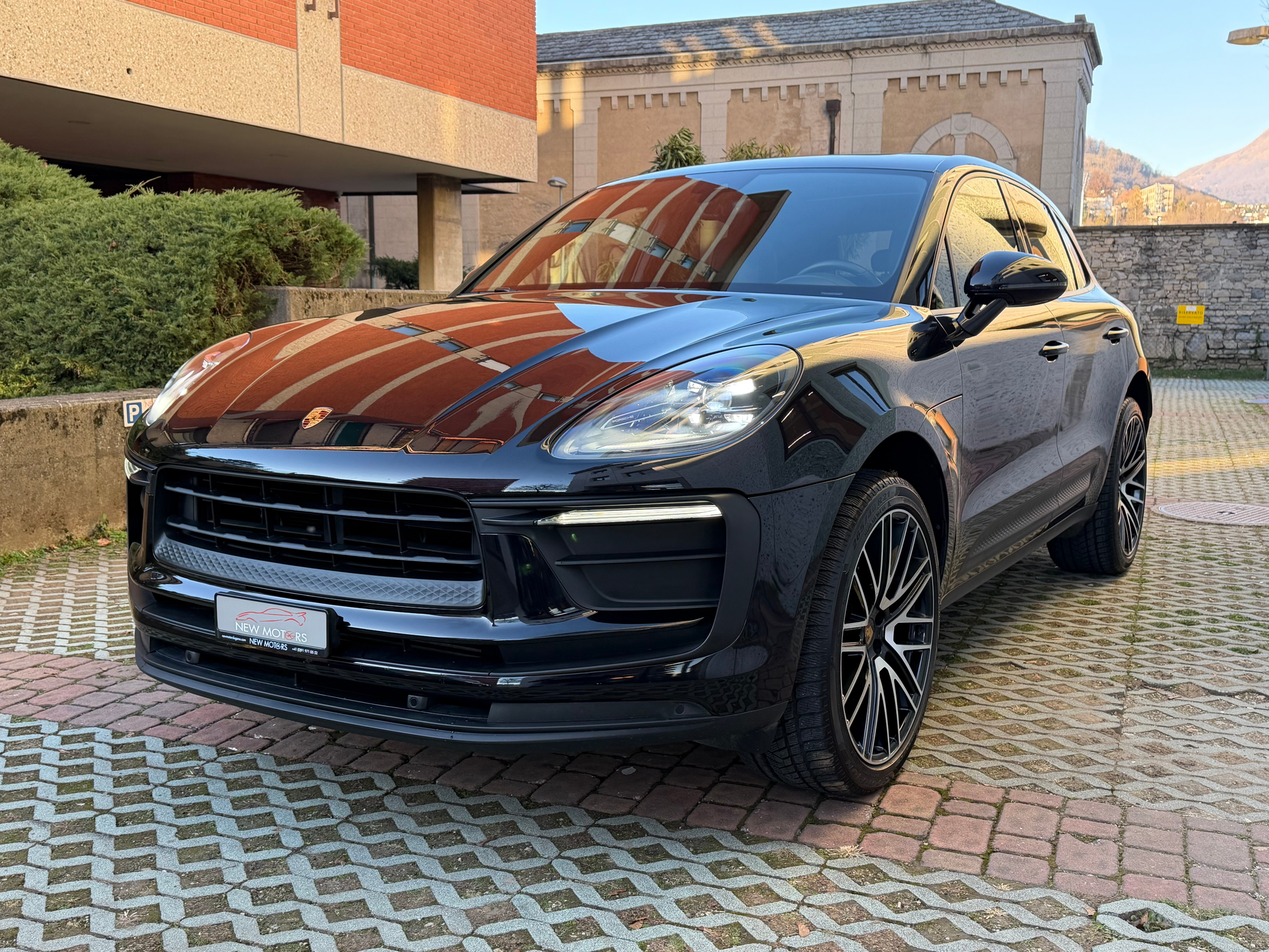 listing desktop thumbnail image 1