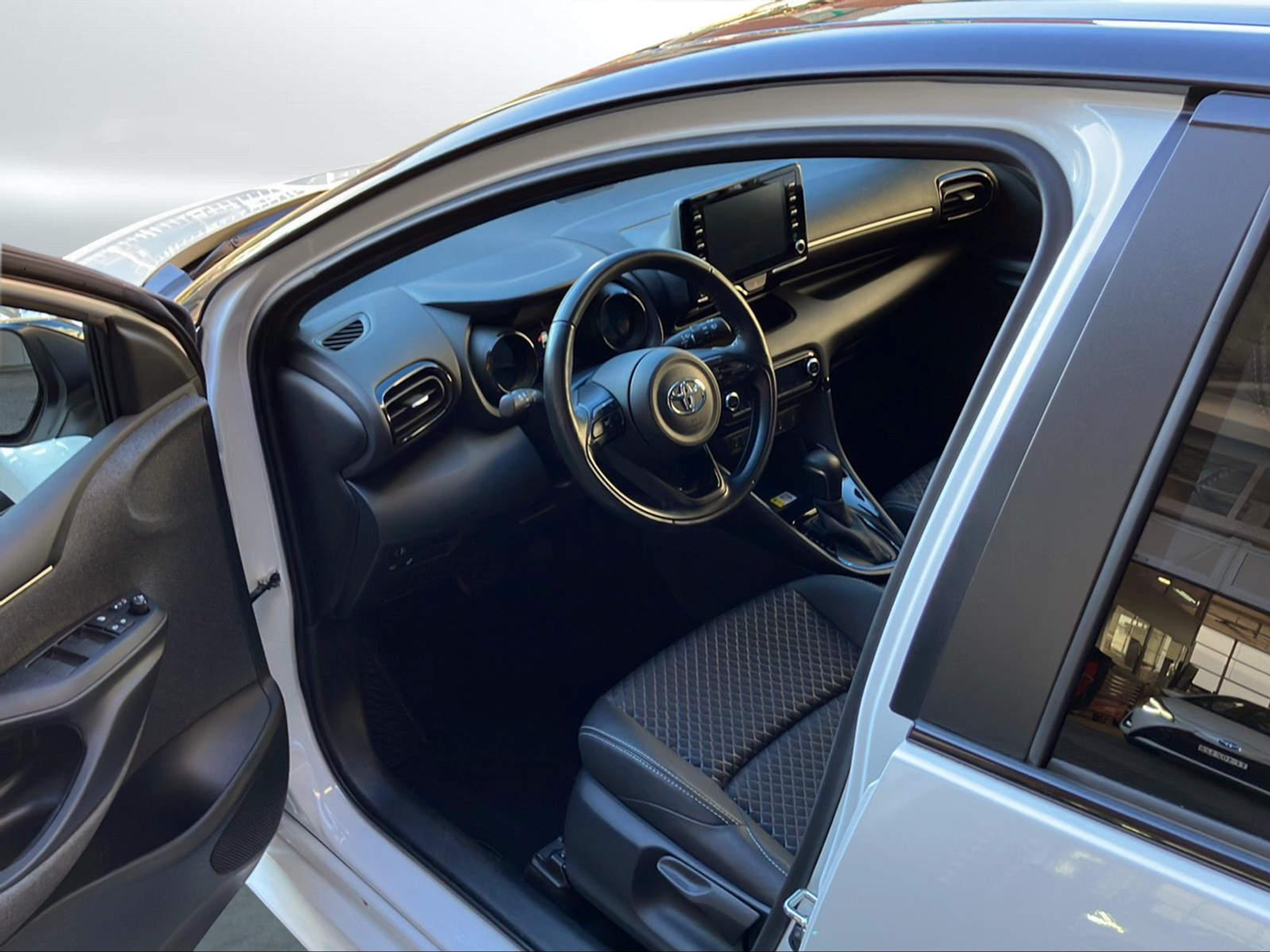 listing desktop thumbnail image 4