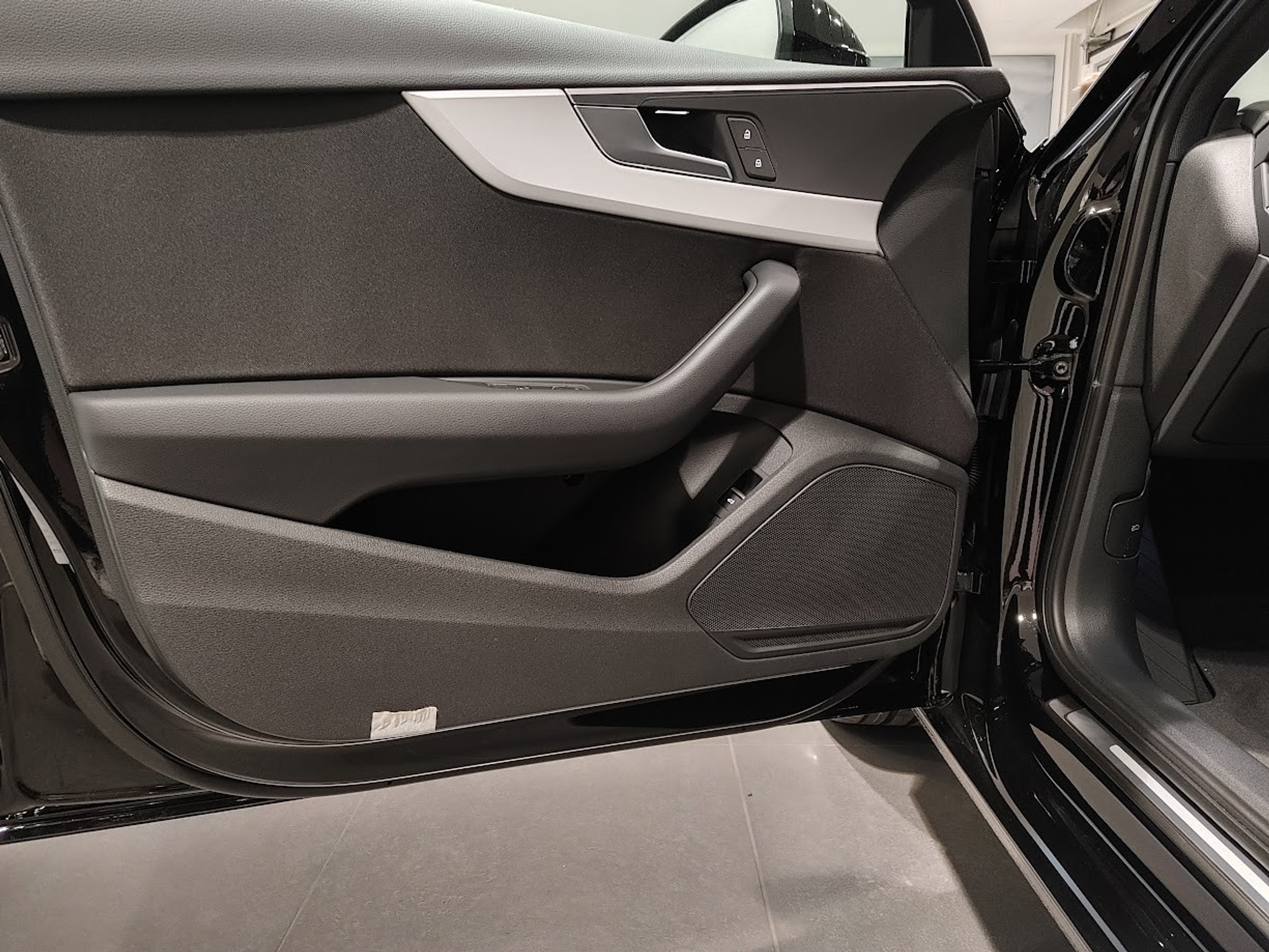 listing desktop thumbnail image 2