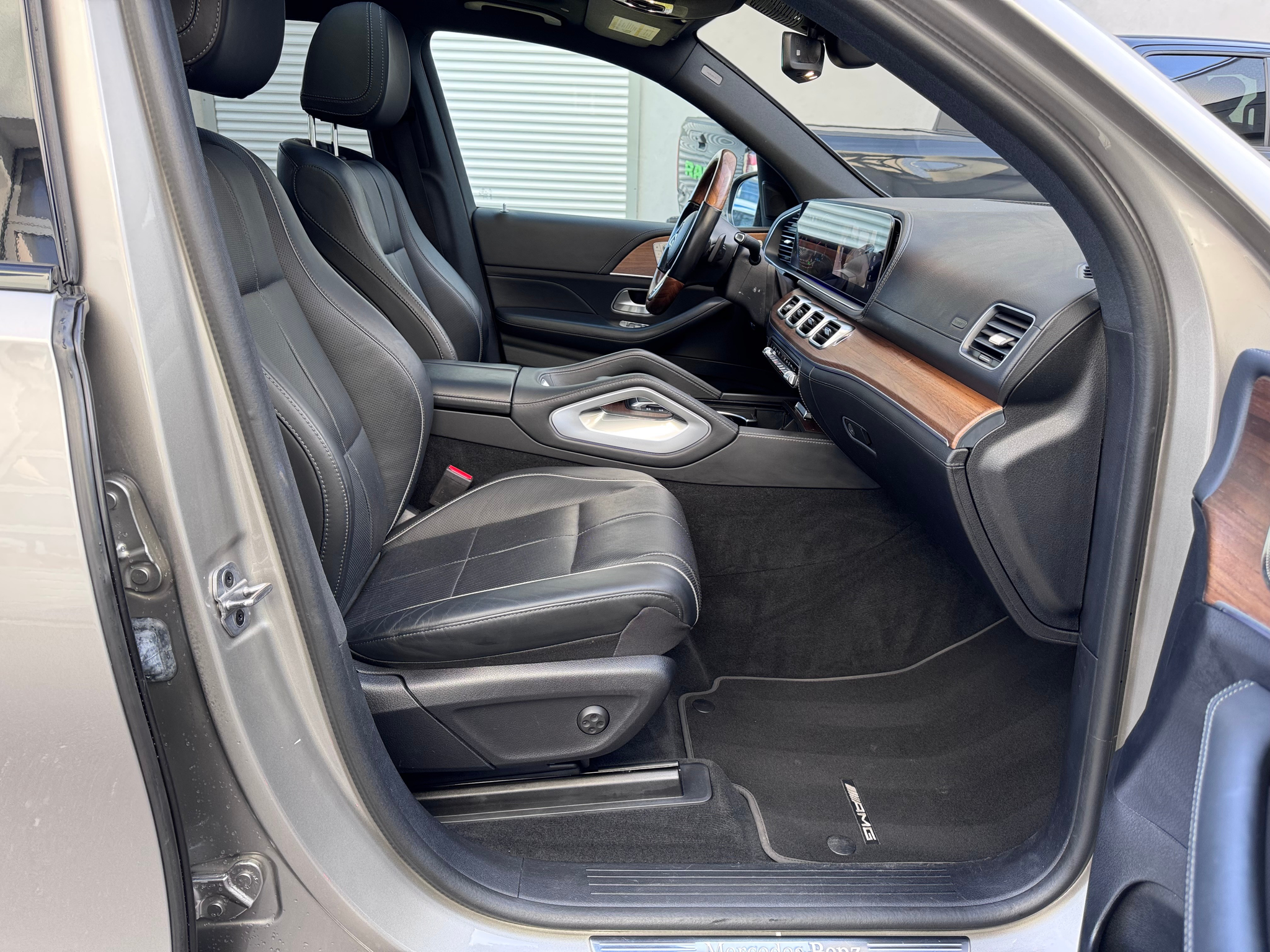 listing desktop thumbnail image 8