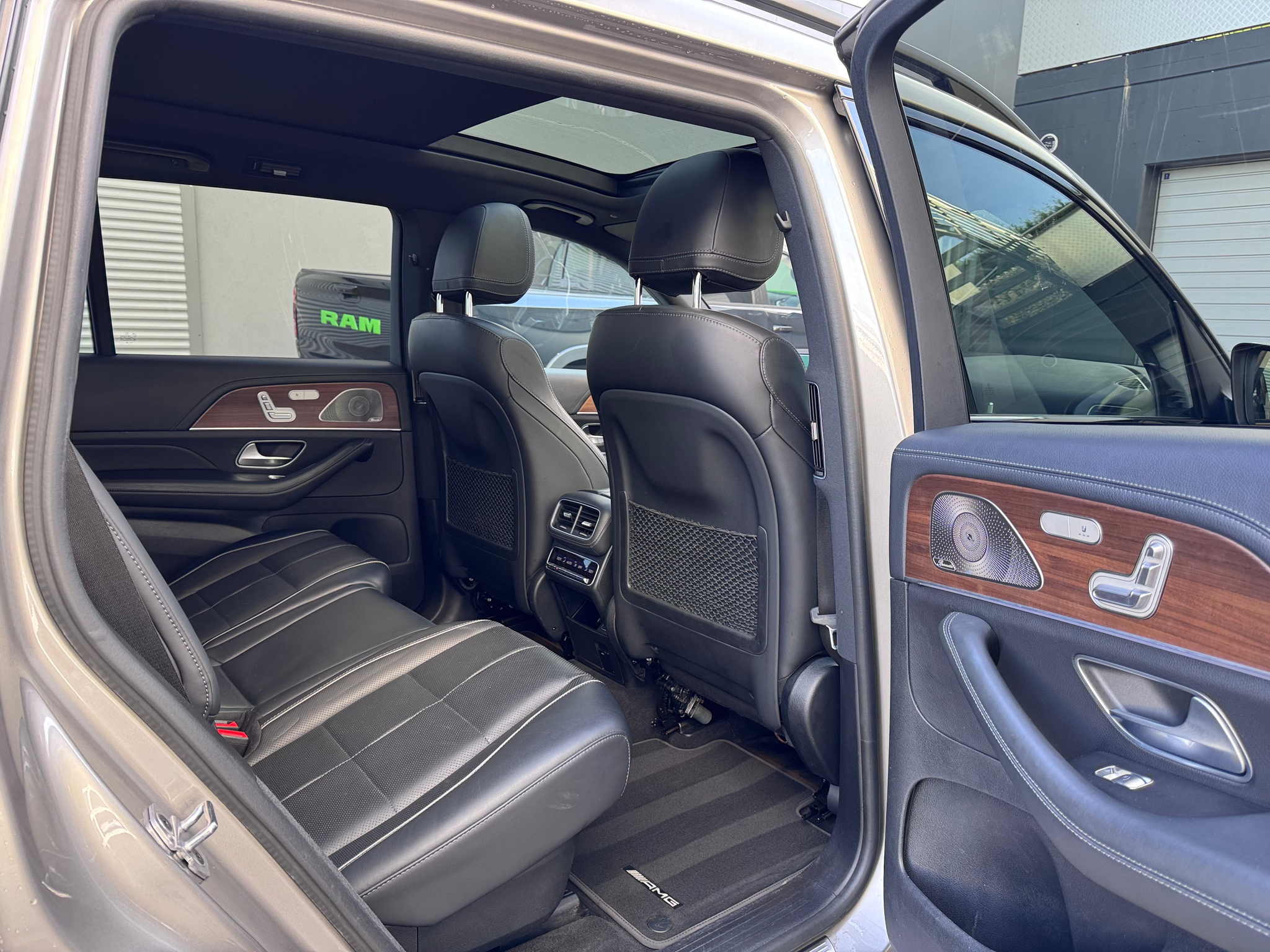 listing desktop thumbnail image 10