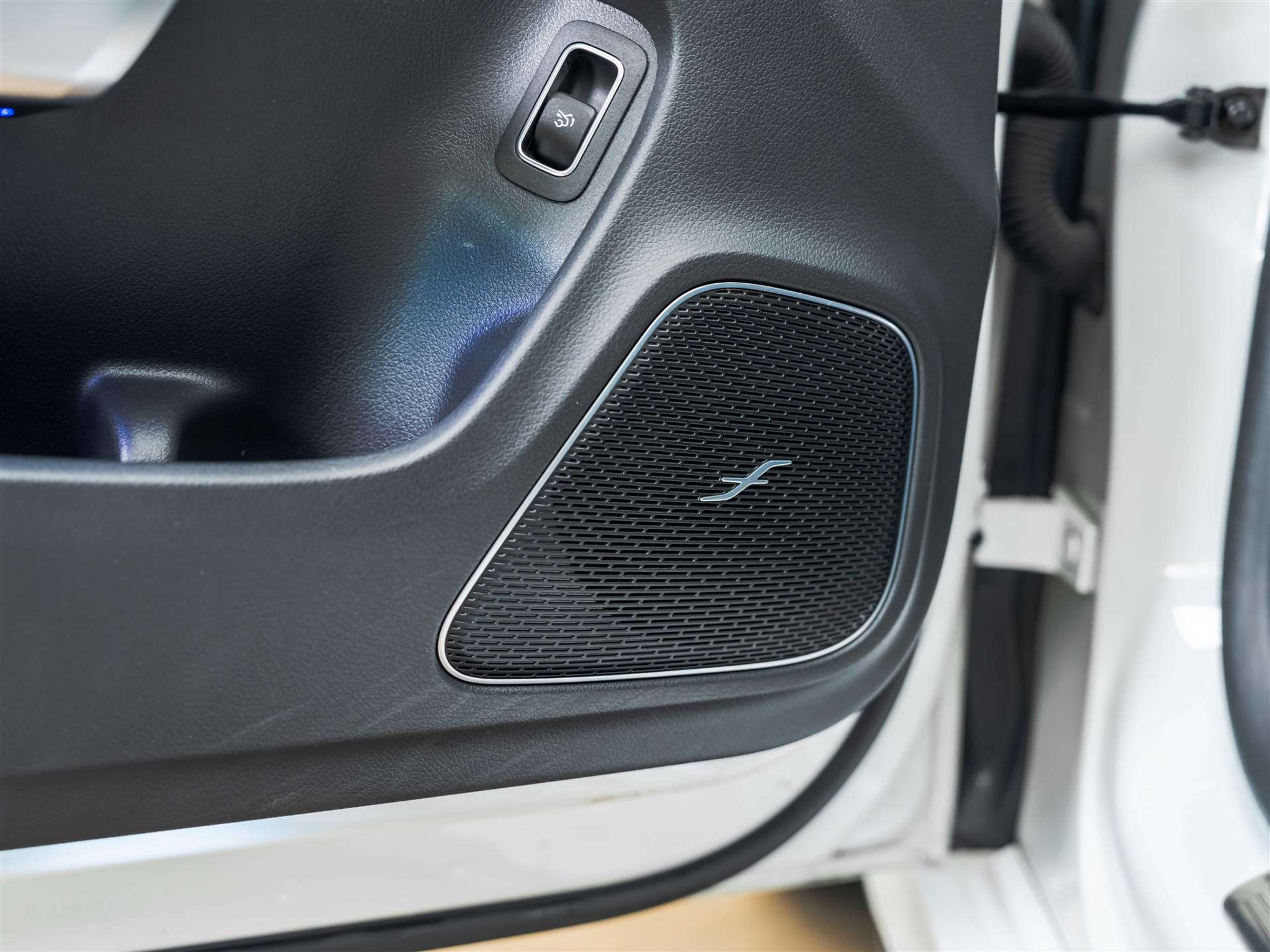 listing desktop thumbnail image 28