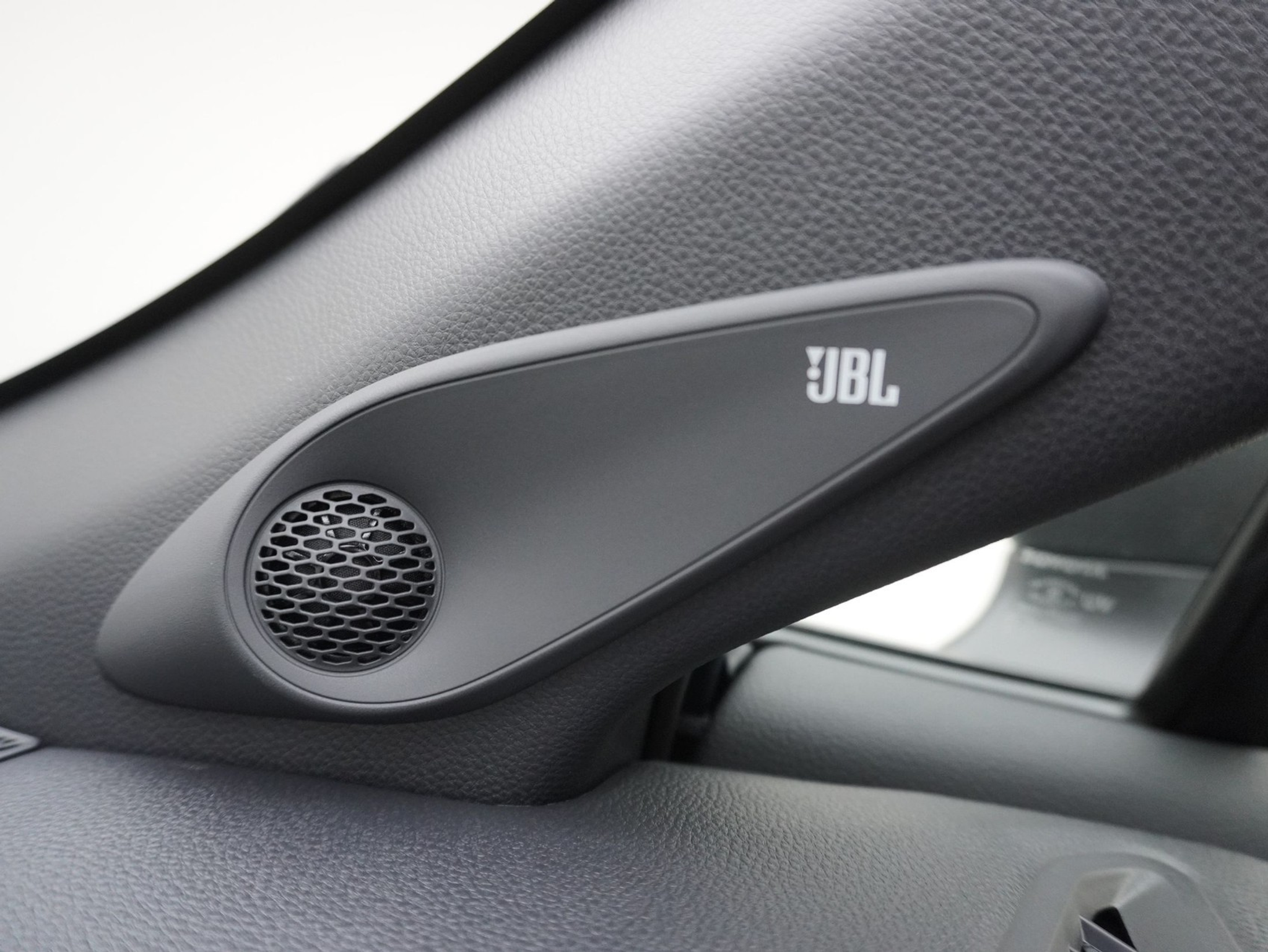 listing desktop thumbnail image 16