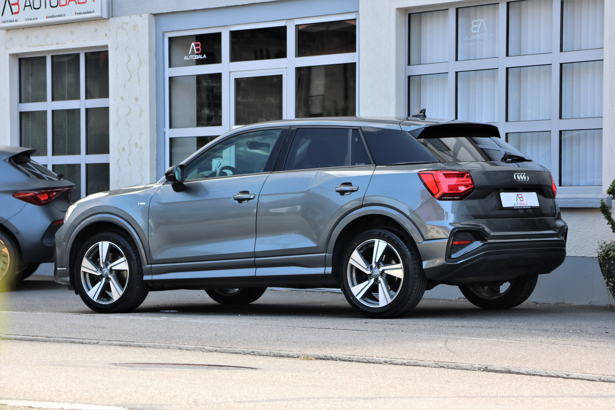 listing desktop thumbnail image 3