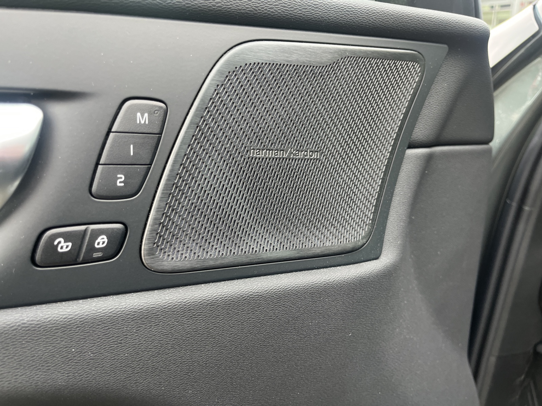 listing desktop thumbnail image 18