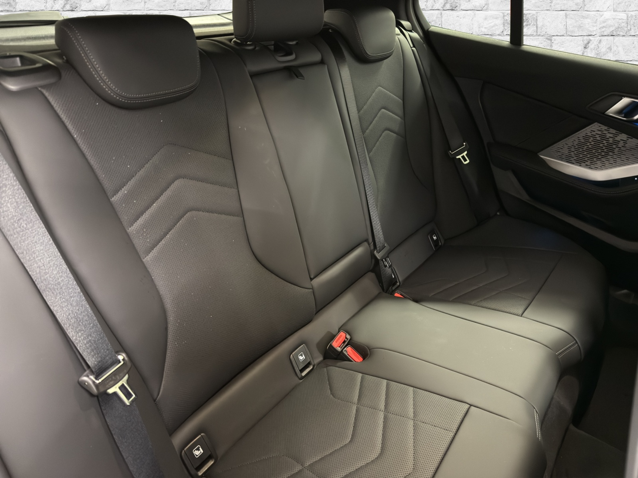 listing desktop thumbnail image 18