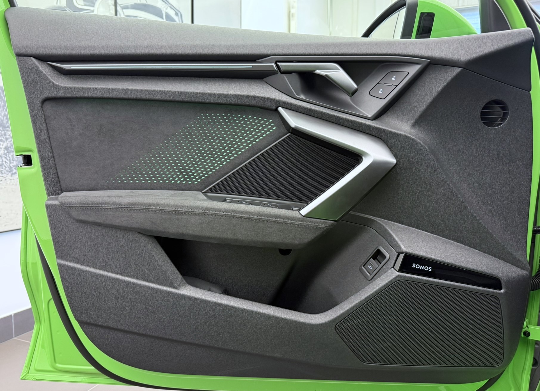 listing desktop thumbnail image 4