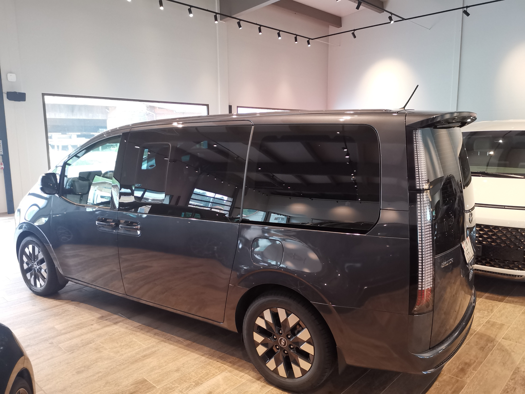 listing desktop thumbnail image 11