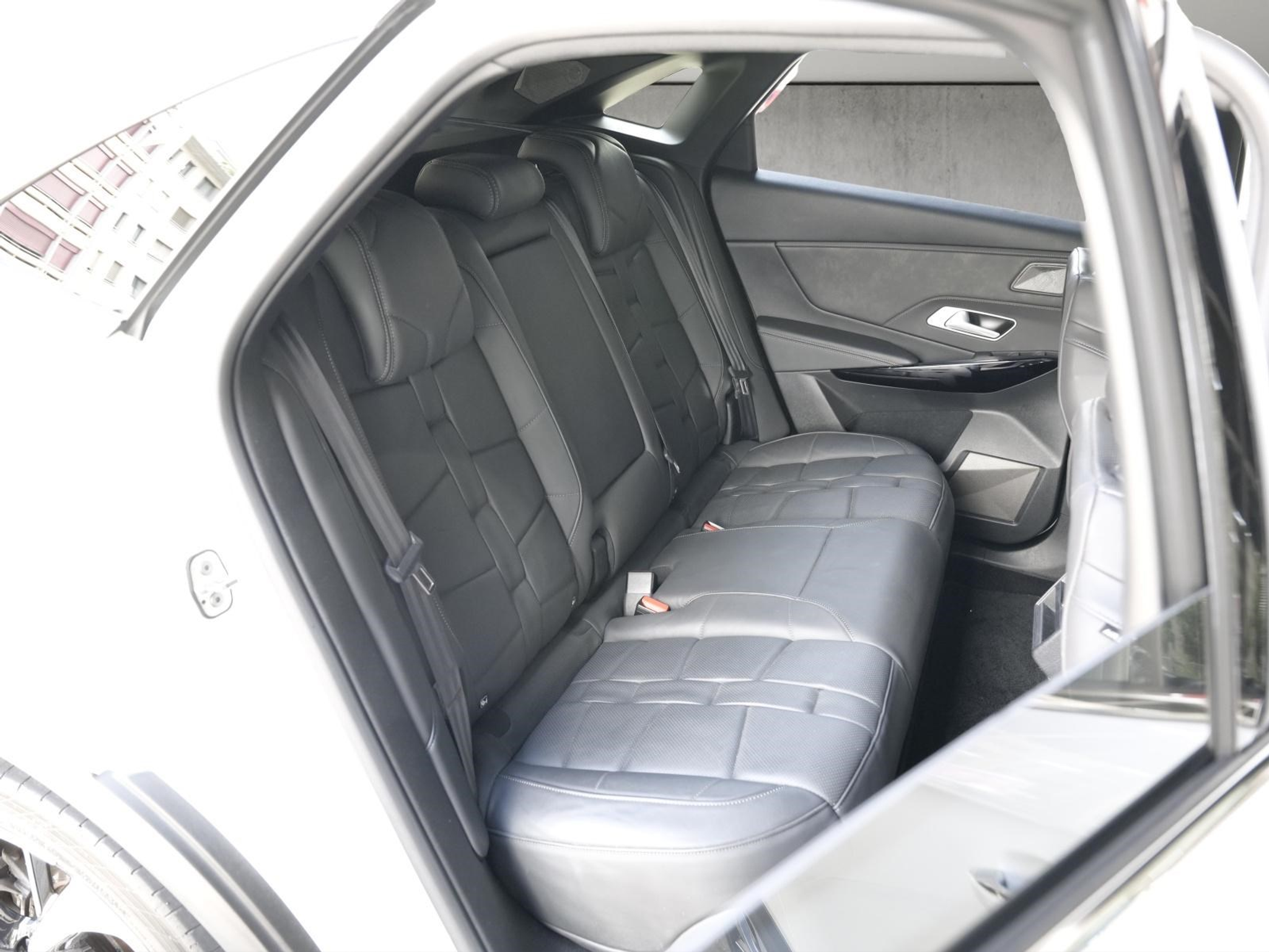 listing desktop thumbnail image 16