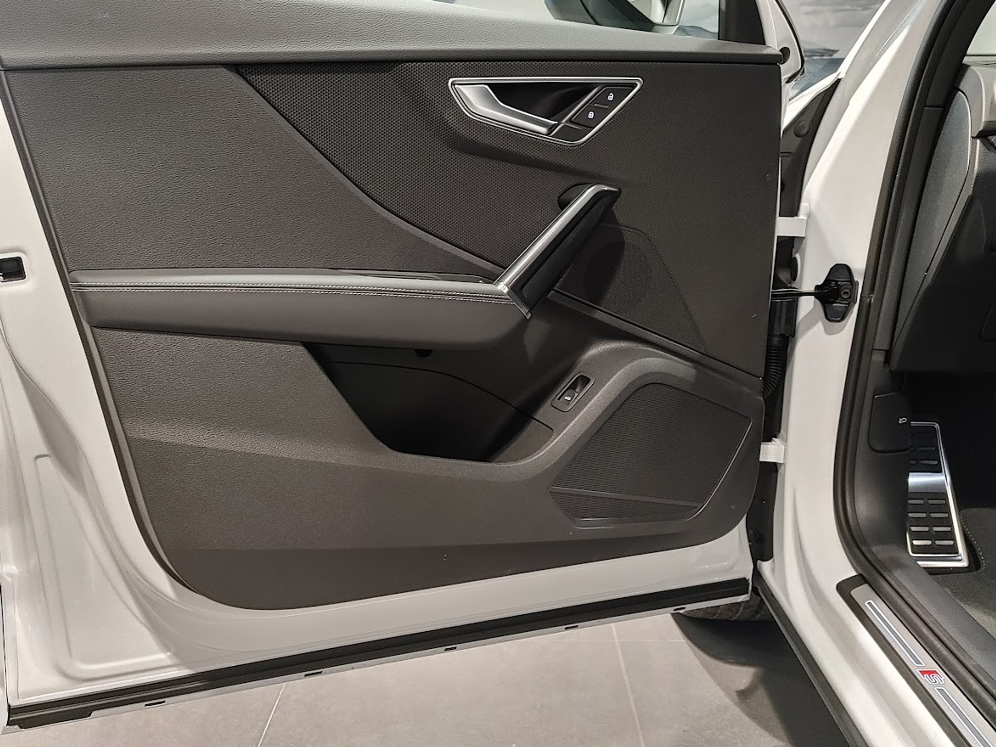 listing desktop thumbnail image 2