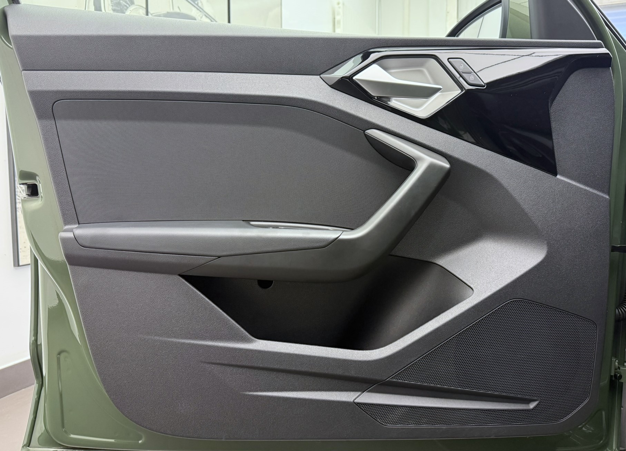 listing desktop thumbnail image 3