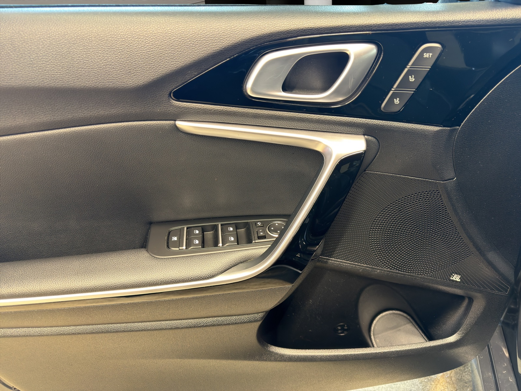 listing desktop thumbnail image 10