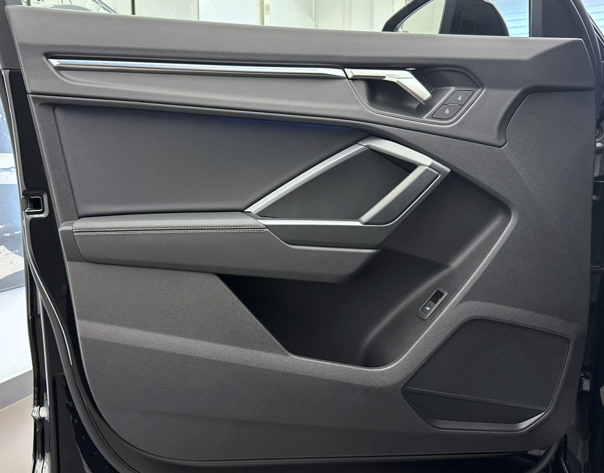 listing desktop thumbnail image 3