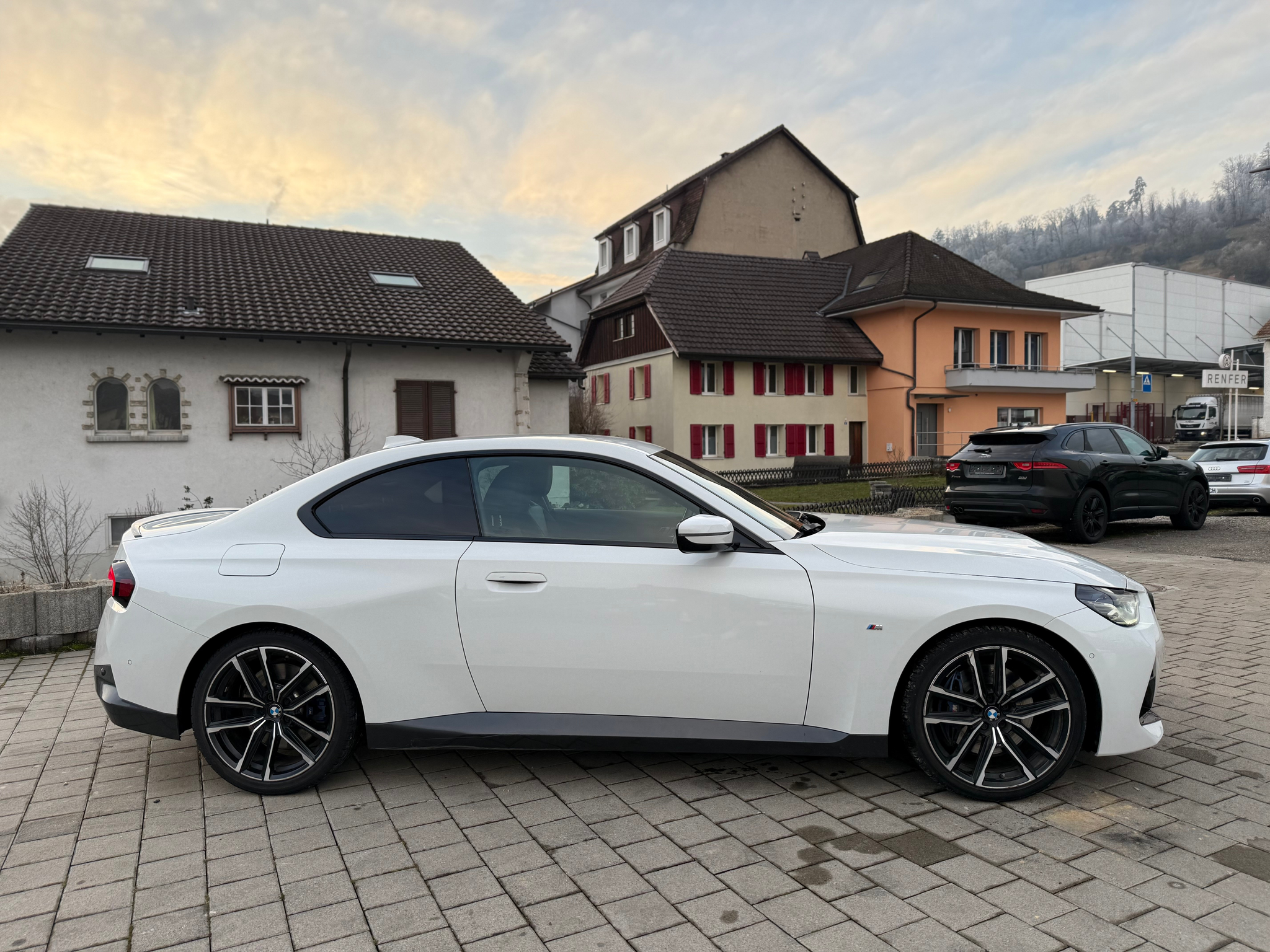 listing desktop thumbnail image 3