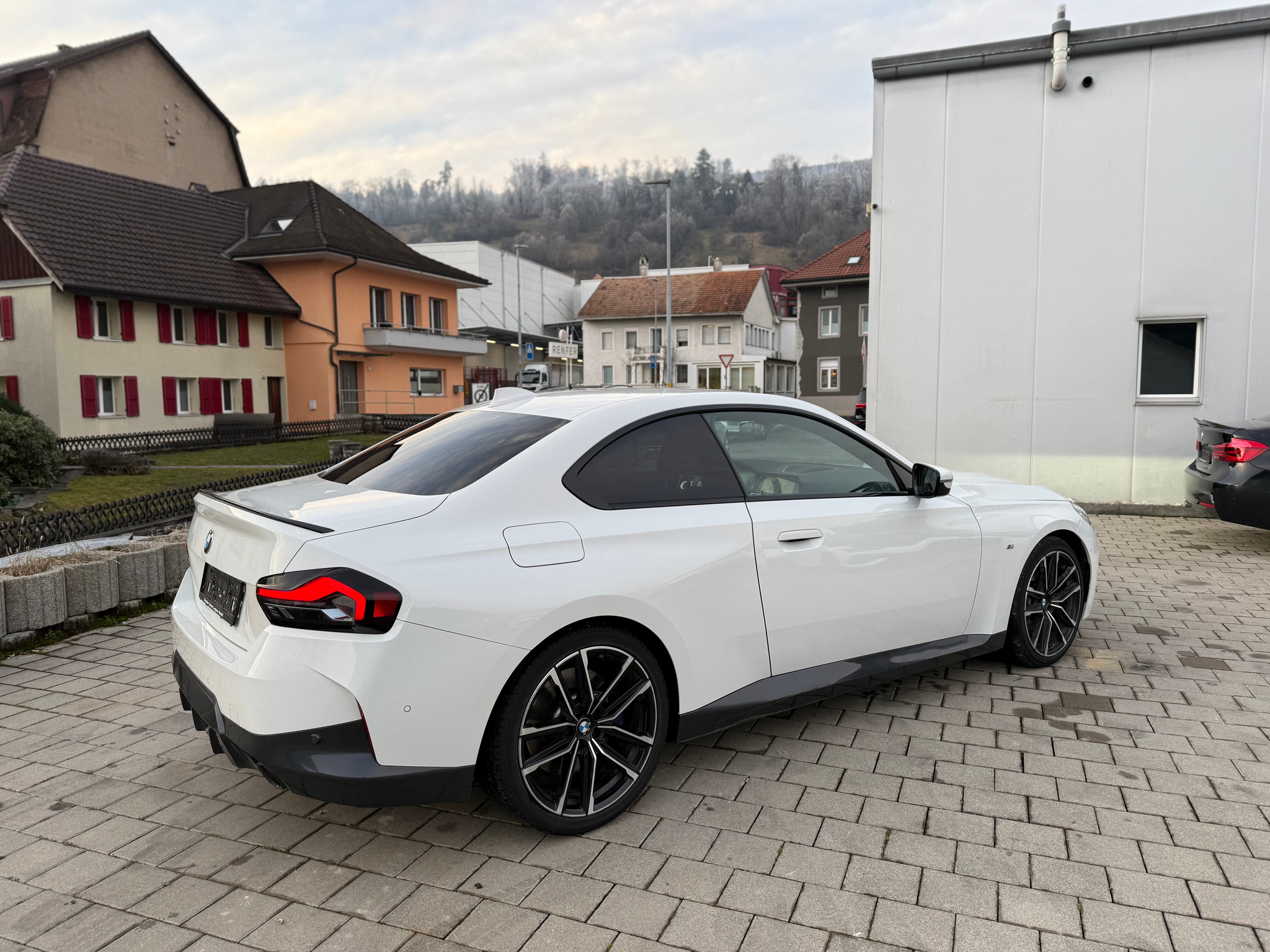 listing desktop thumbnail image 4