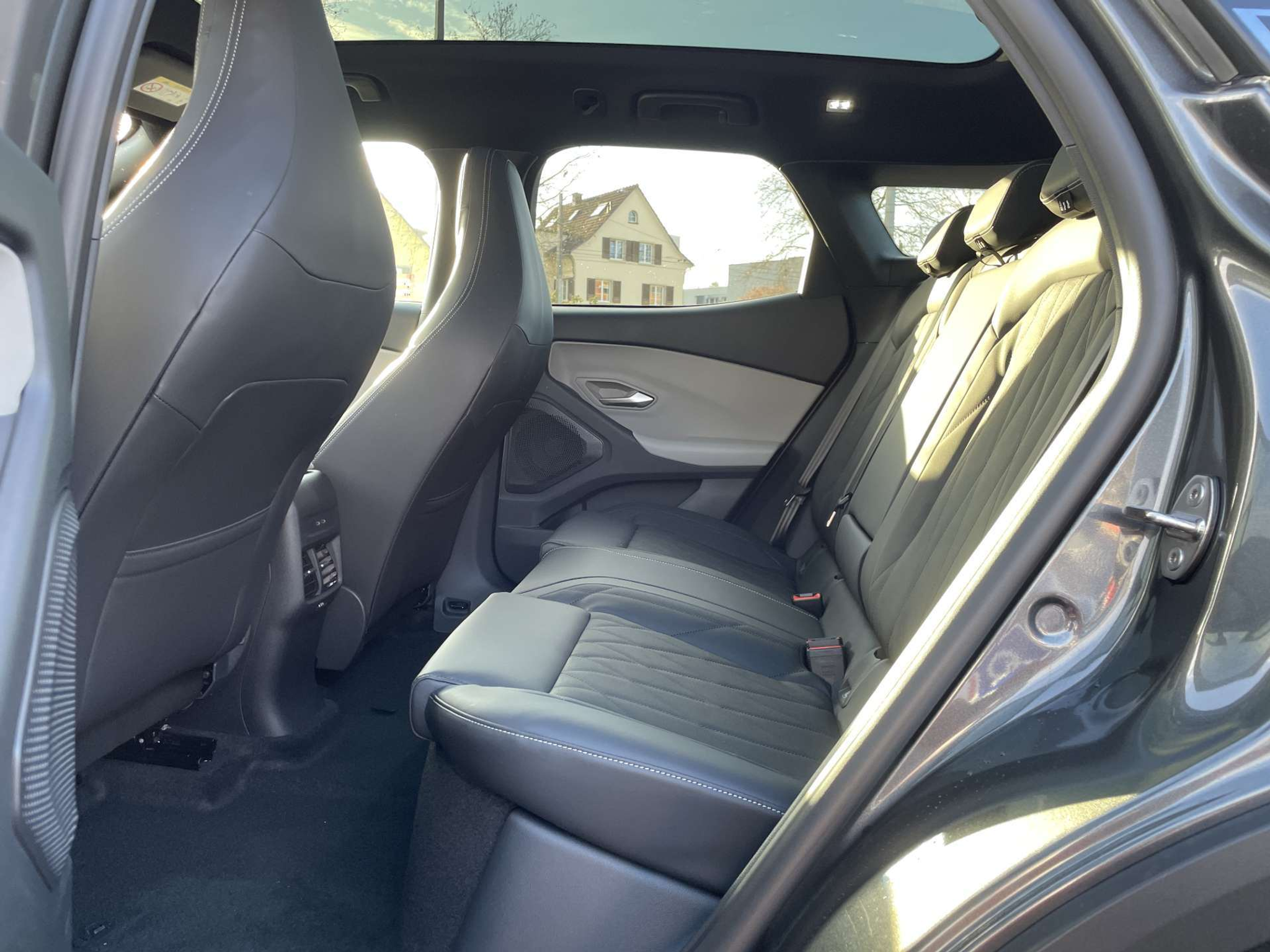 listing desktop thumbnail image 5