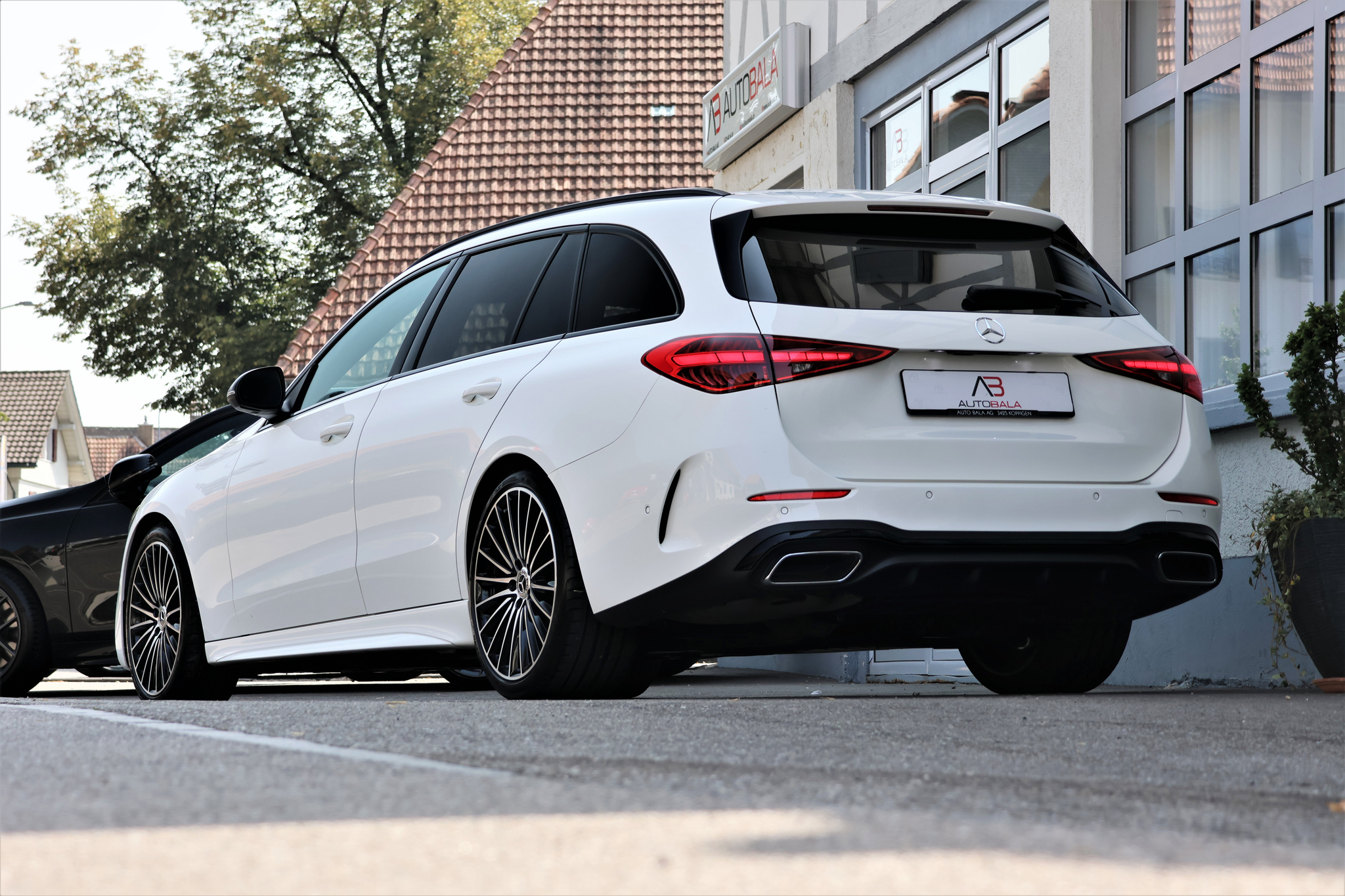 listing desktop thumbnail image 3