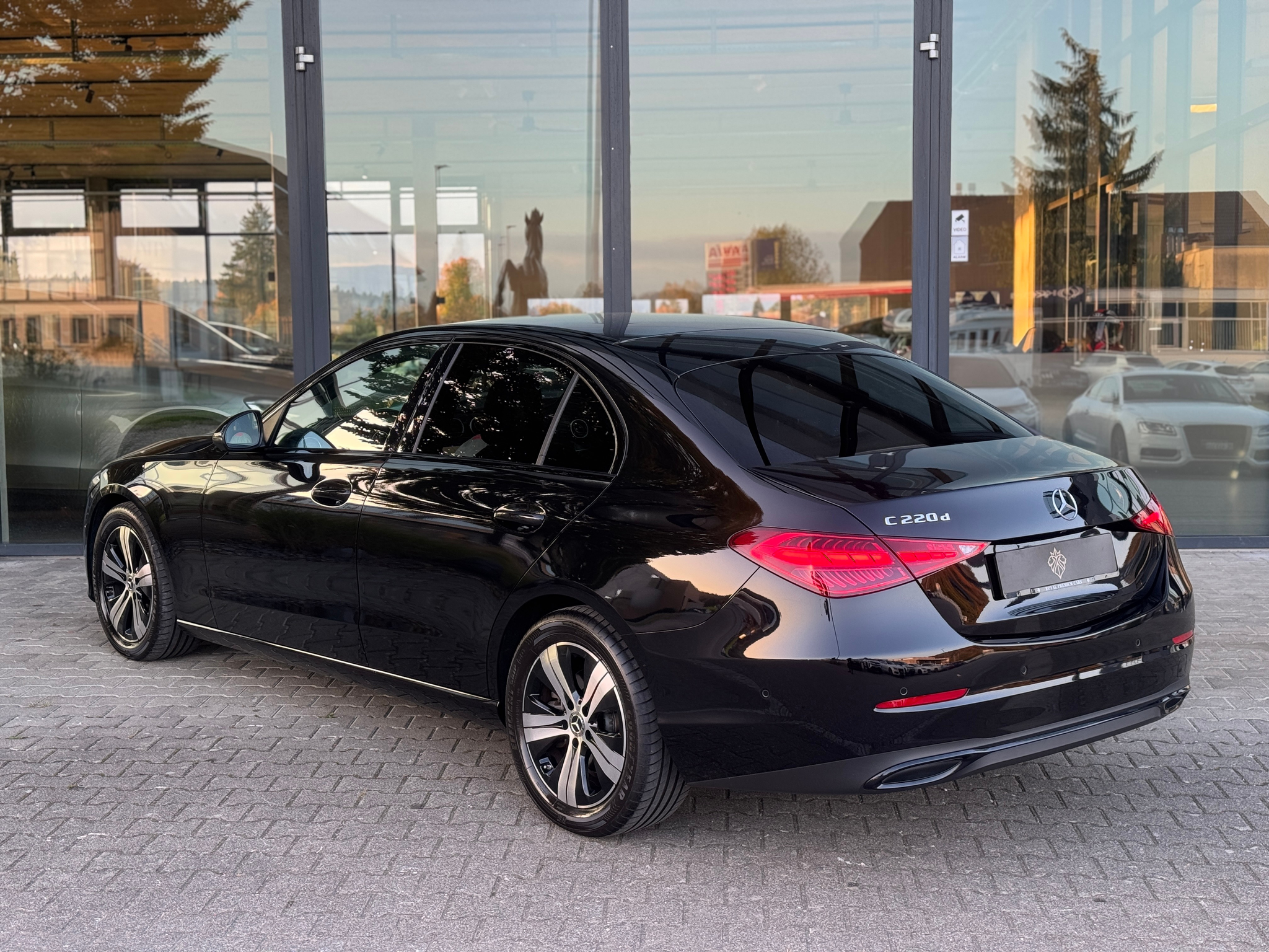 listing desktop thumbnail image 3