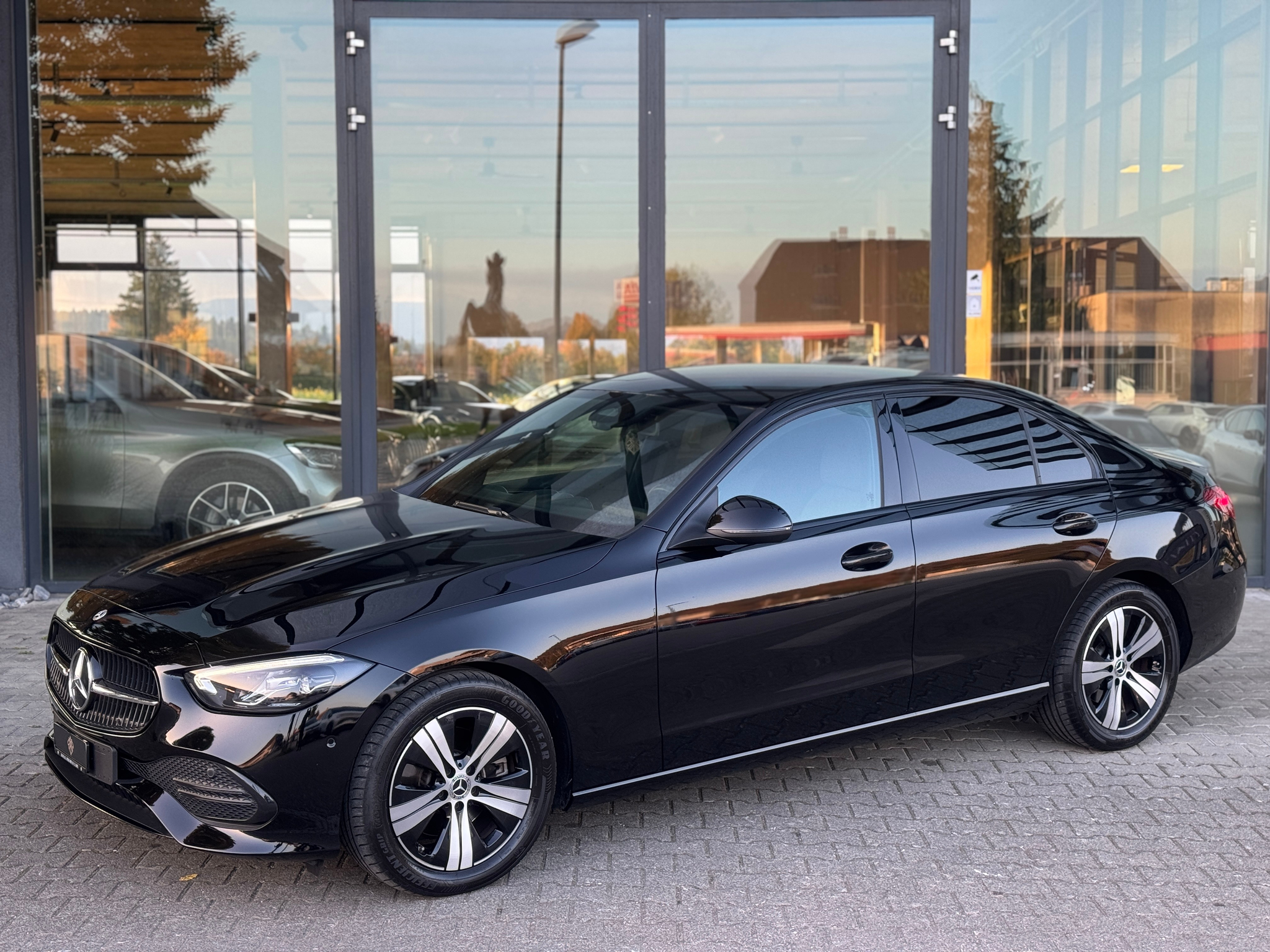 listing desktop thumbnail image 2