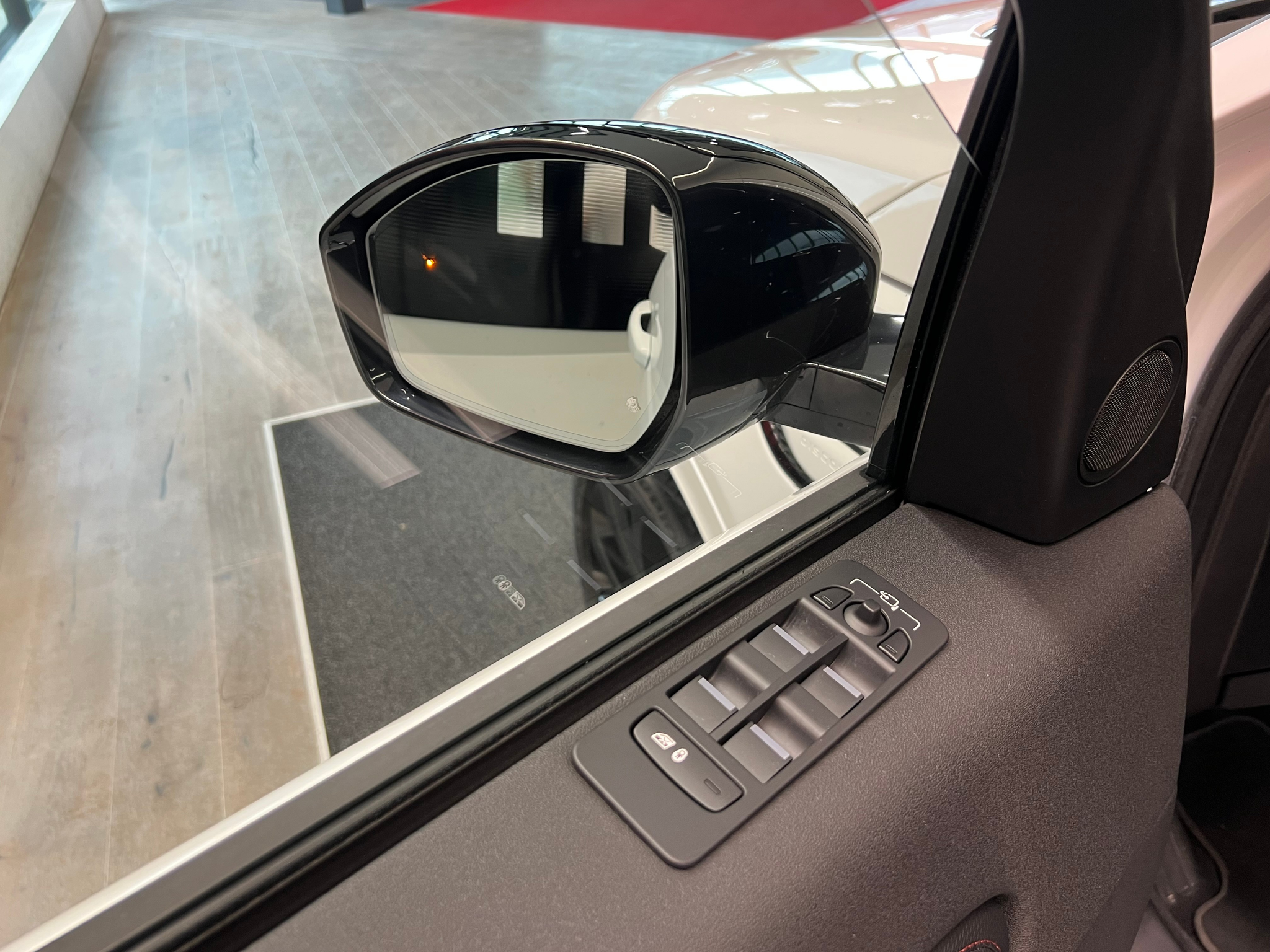 listing desktop thumbnail image 14