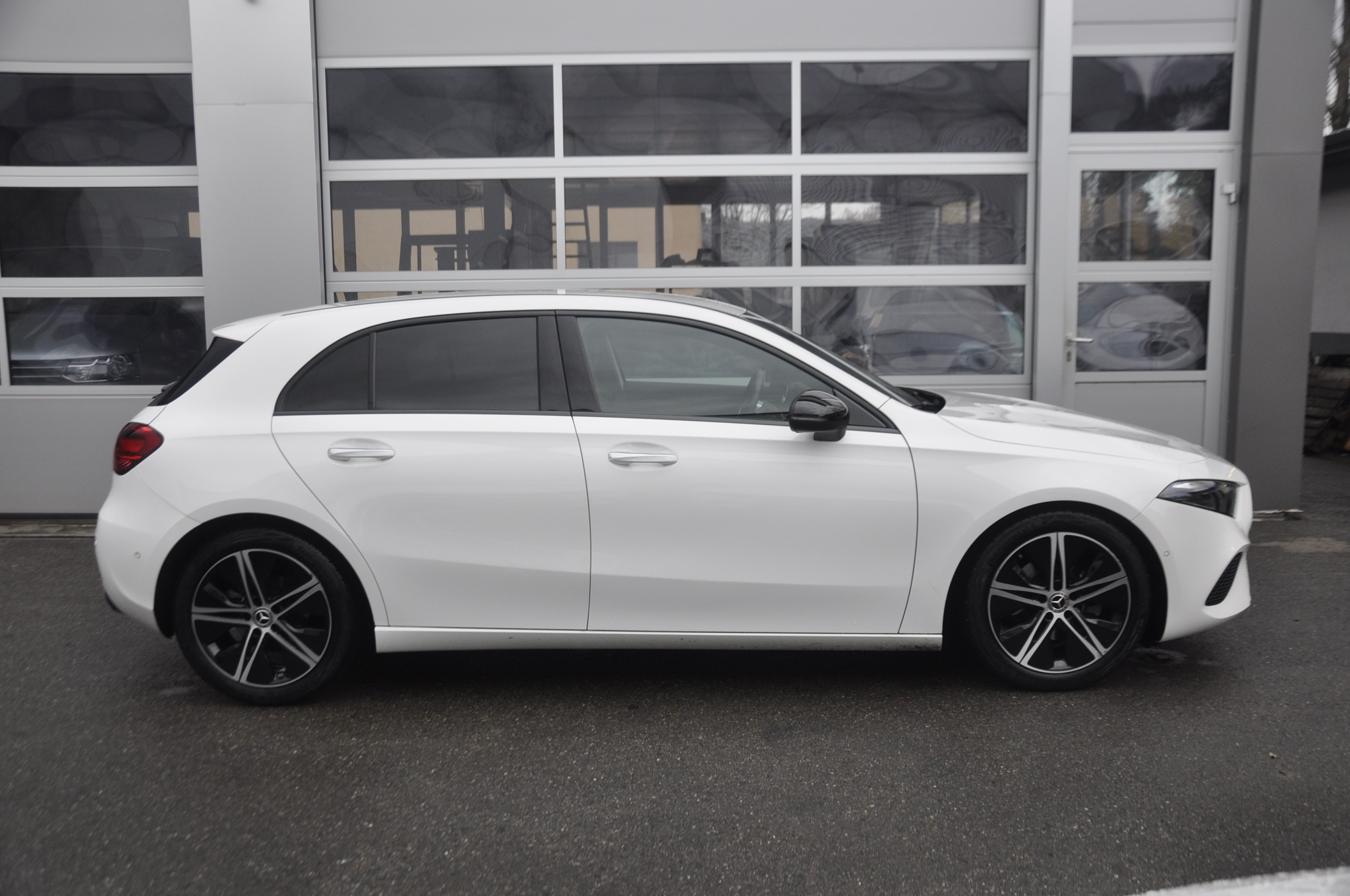 listing desktop thumbnail image 1