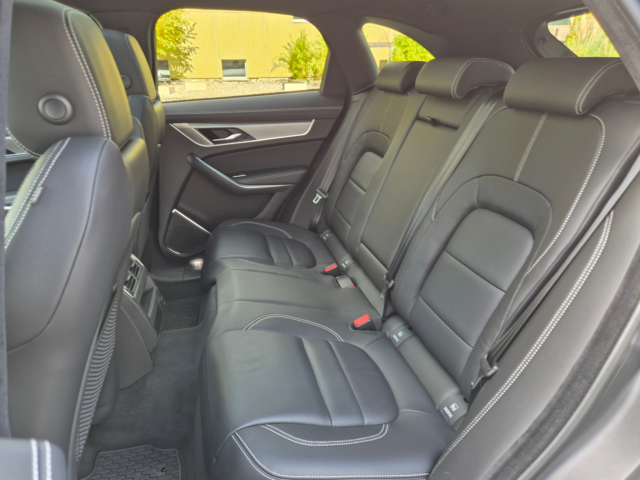 listing desktop thumbnail image 16