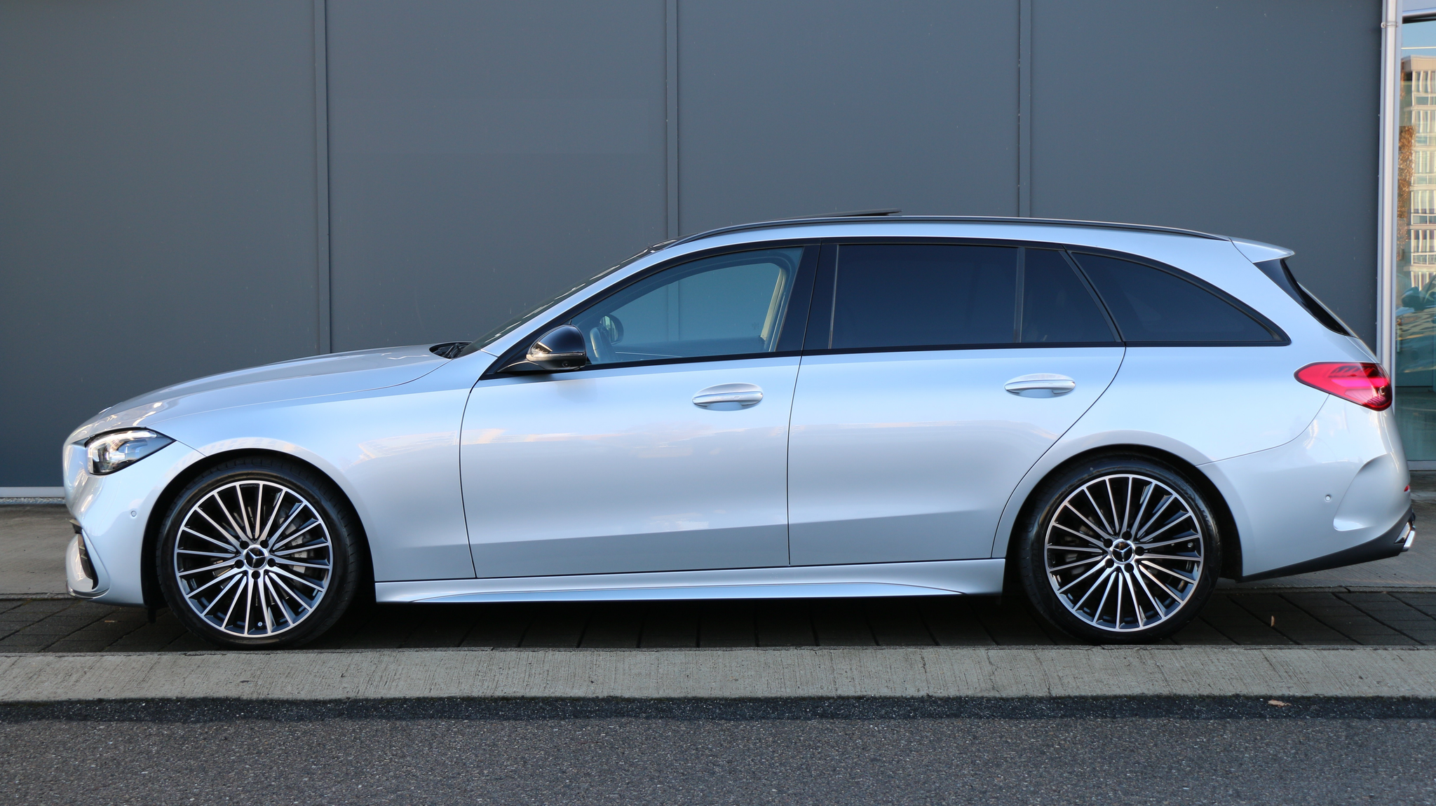 listing desktop thumbnail image 3