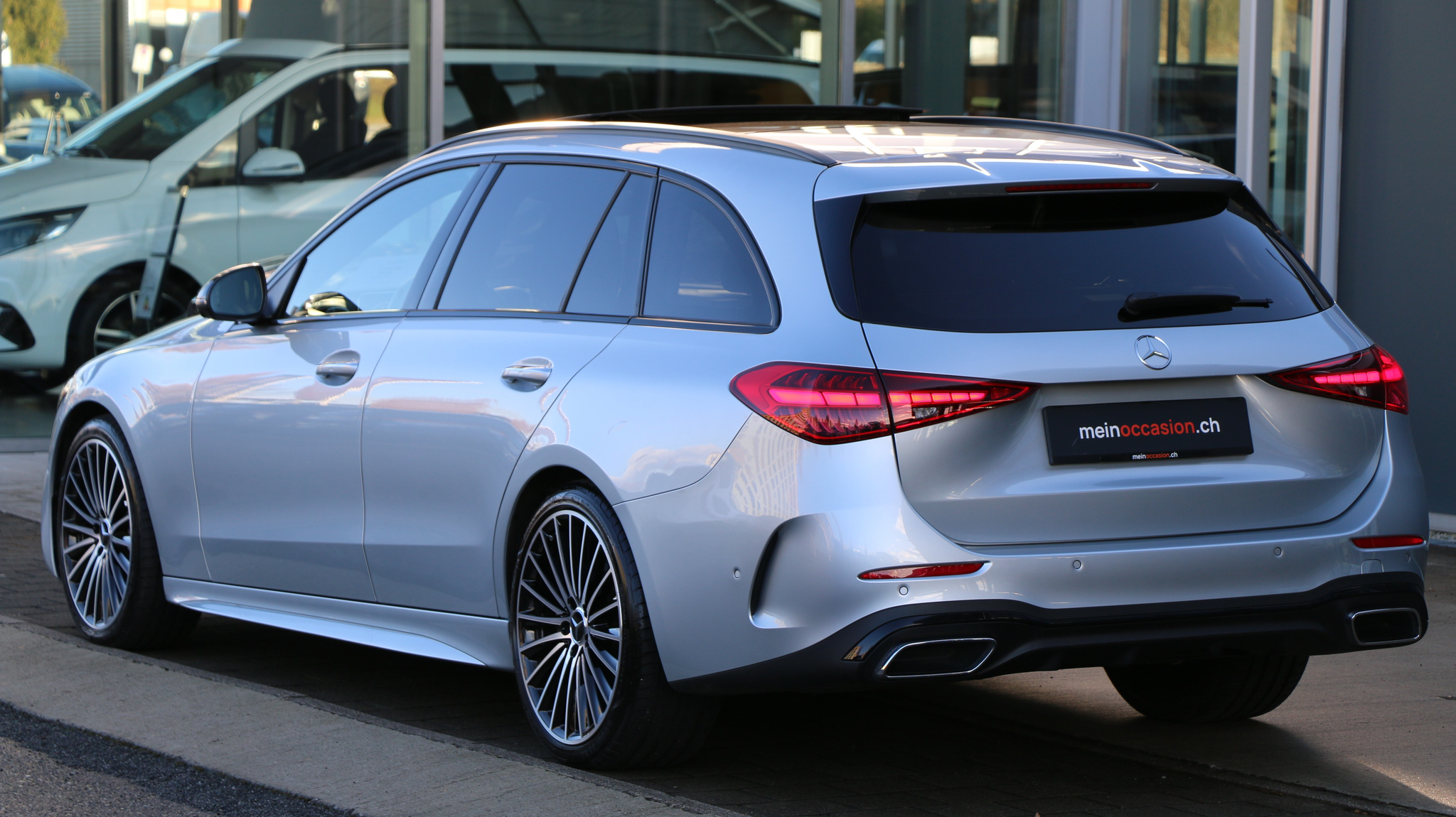 listing desktop thumbnail image 4