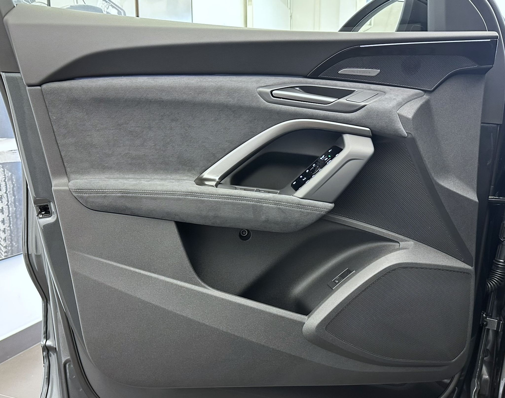 listing desktop thumbnail image 3