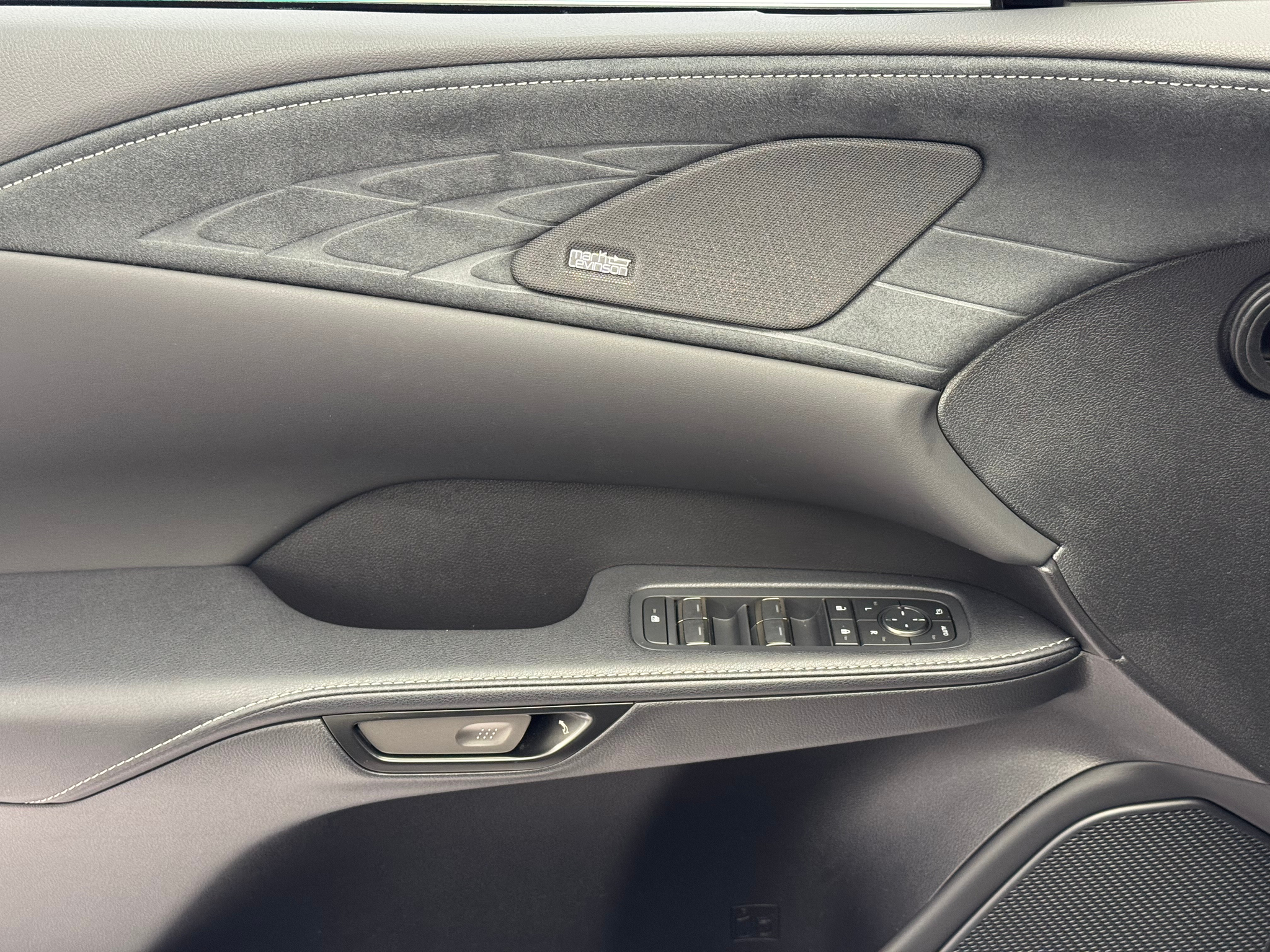 listing desktop thumbnail image 16