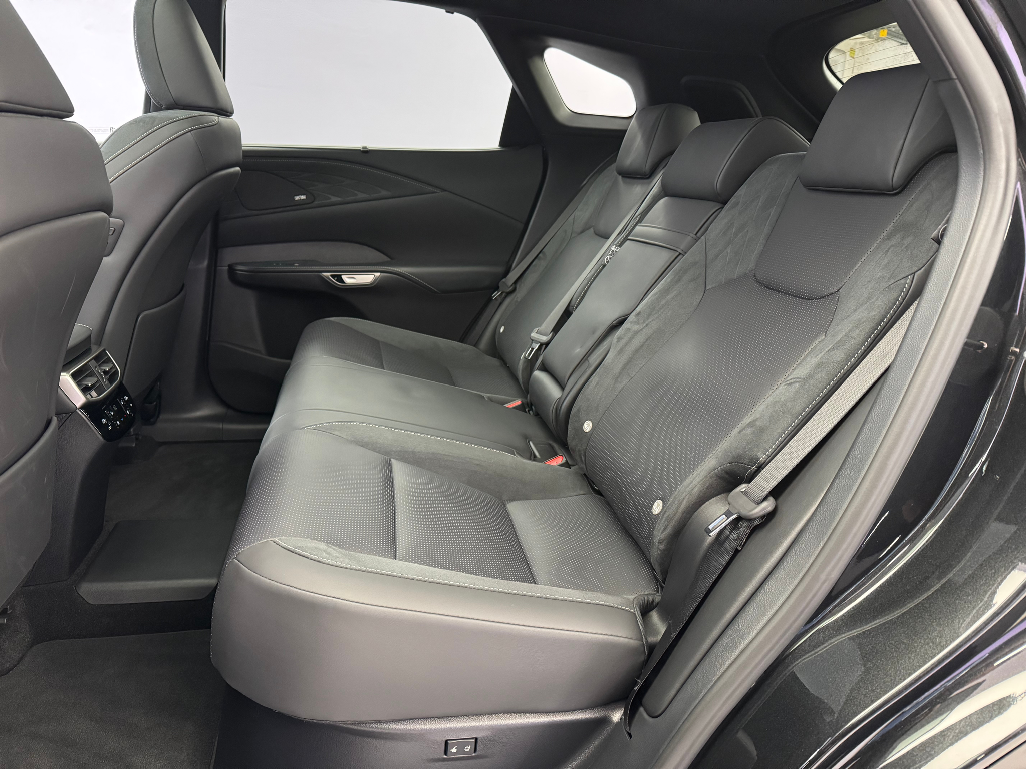 listing desktop thumbnail image 9