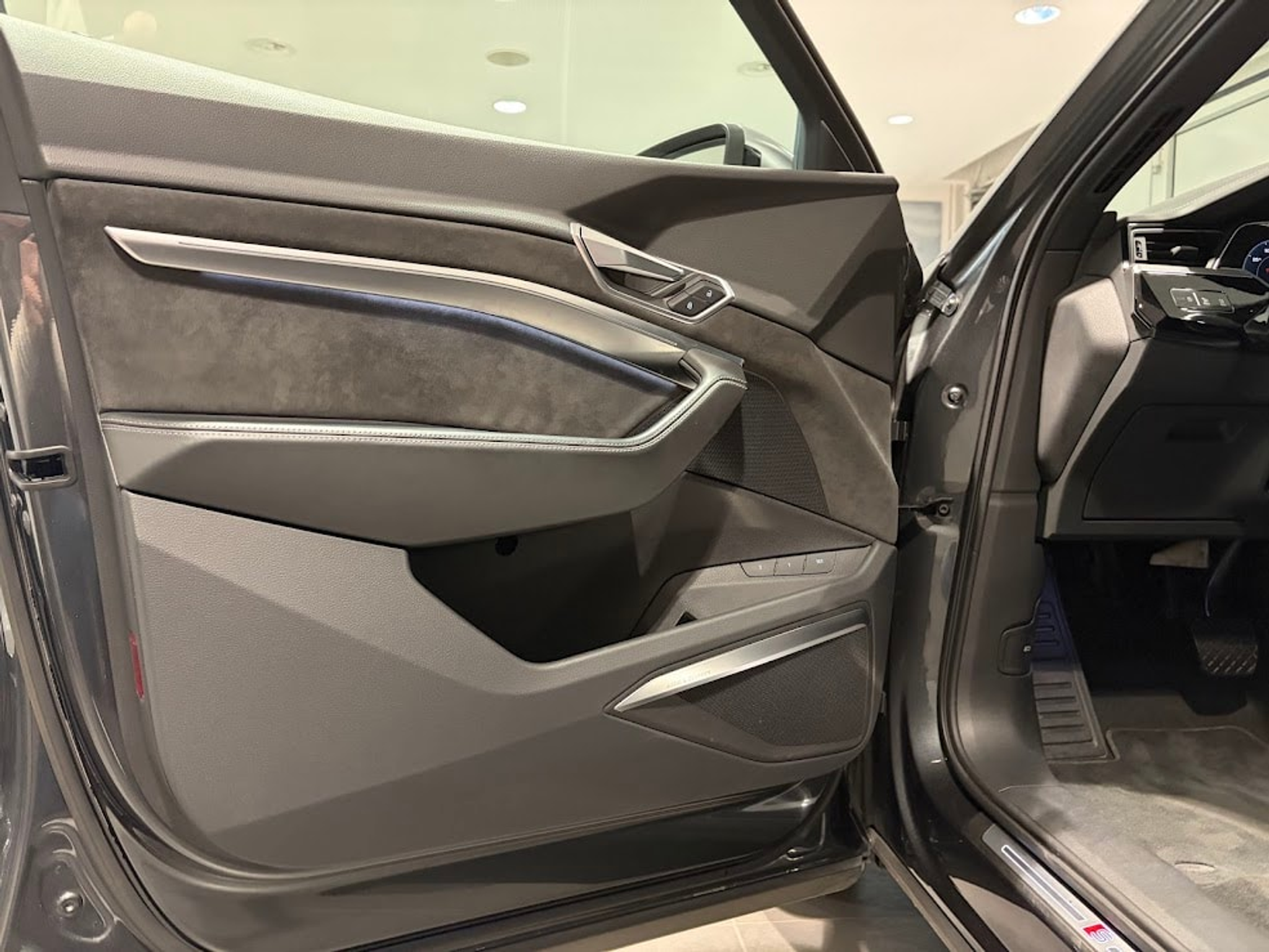 listing desktop thumbnail image 2