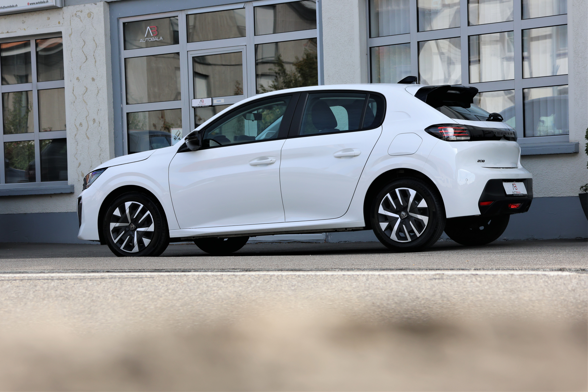 listing desktop thumbnail image 3