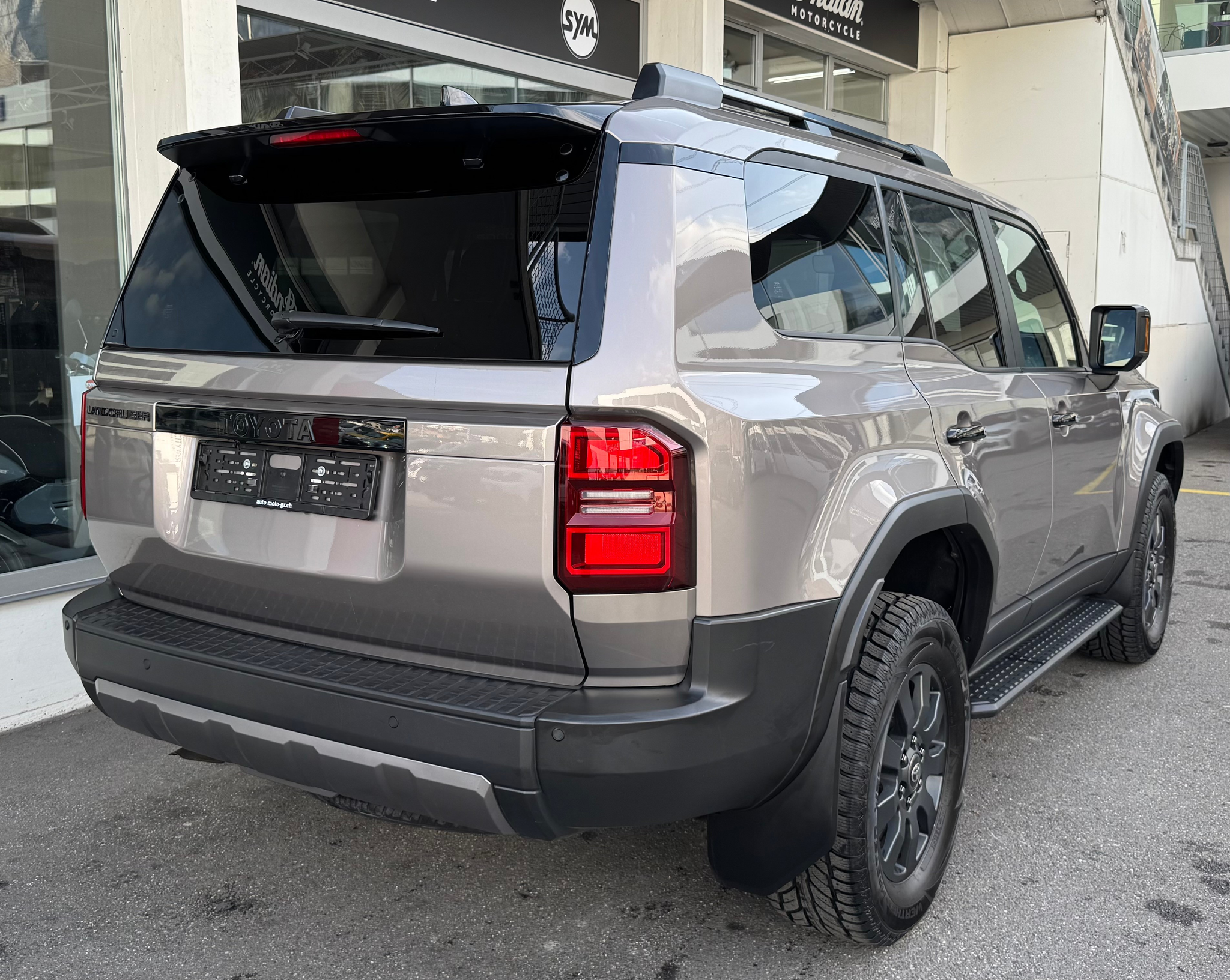 listing desktop thumbnail image 4