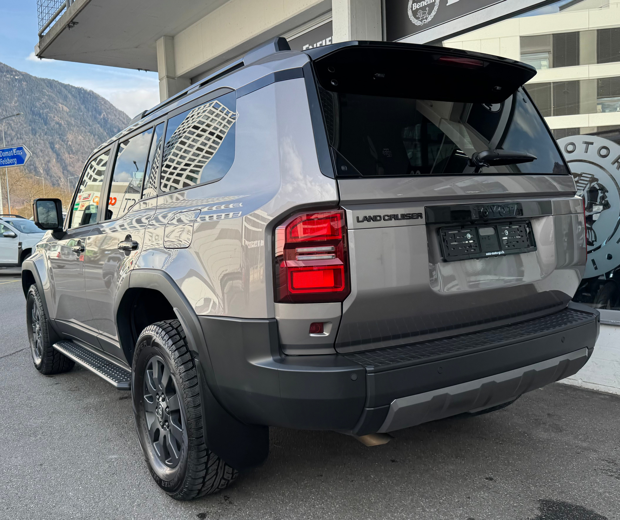 listing desktop thumbnail image 3