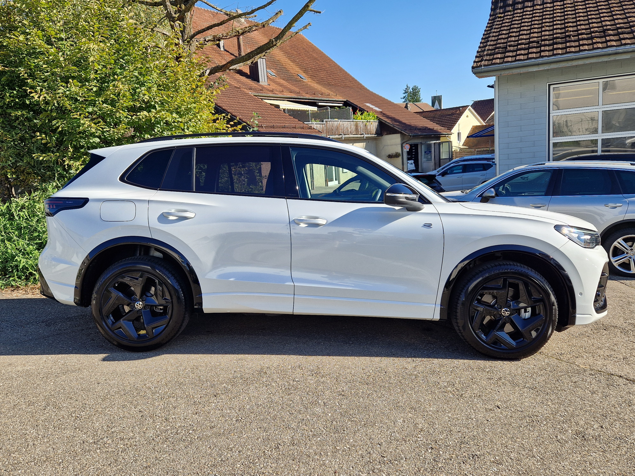 listing desktop thumbnail image 3