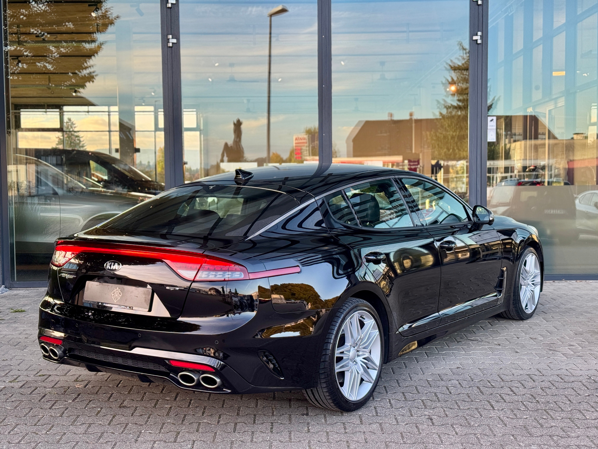 listing desktop thumbnail image 3