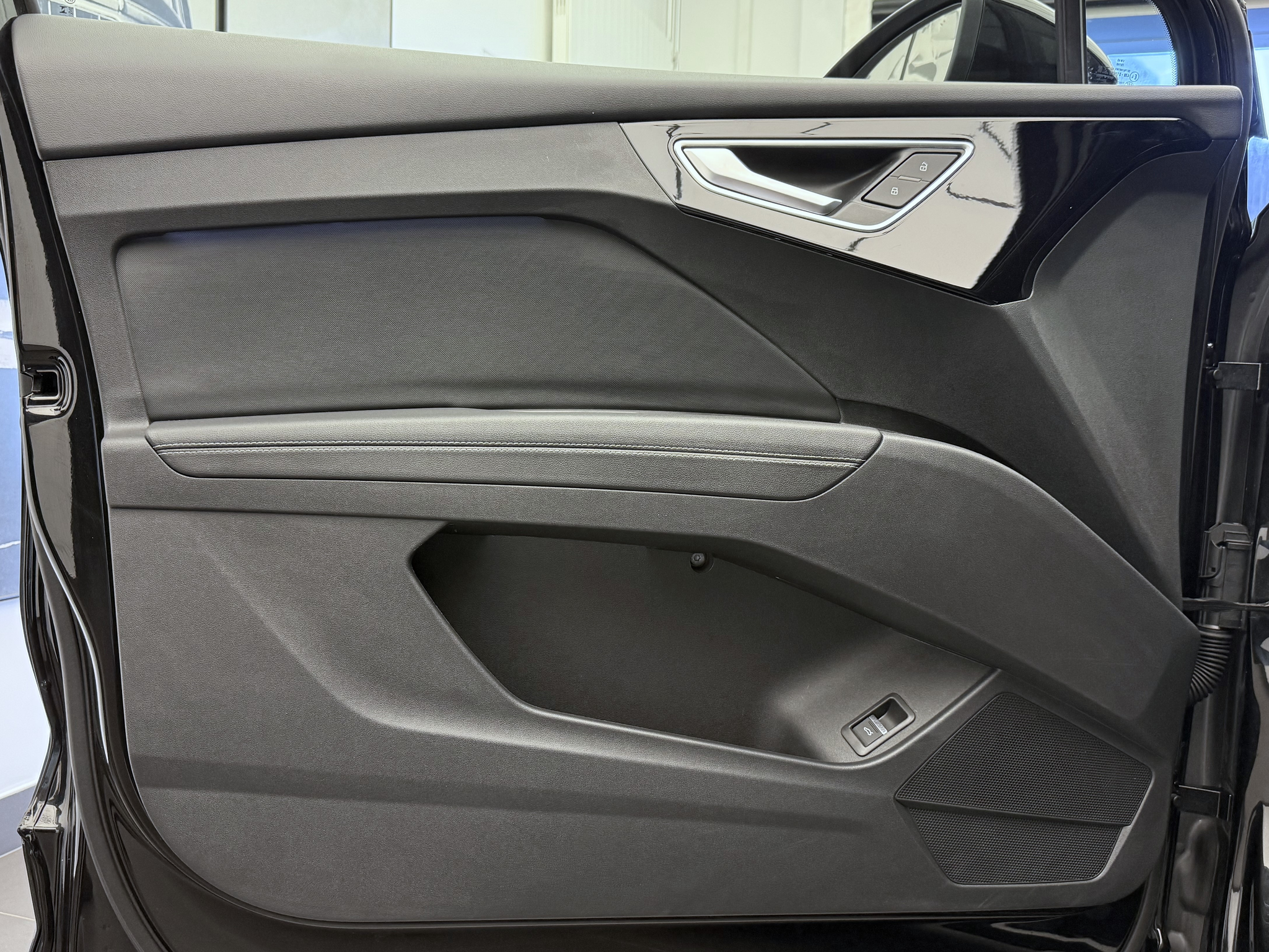 listing desktop thumbnail image 3