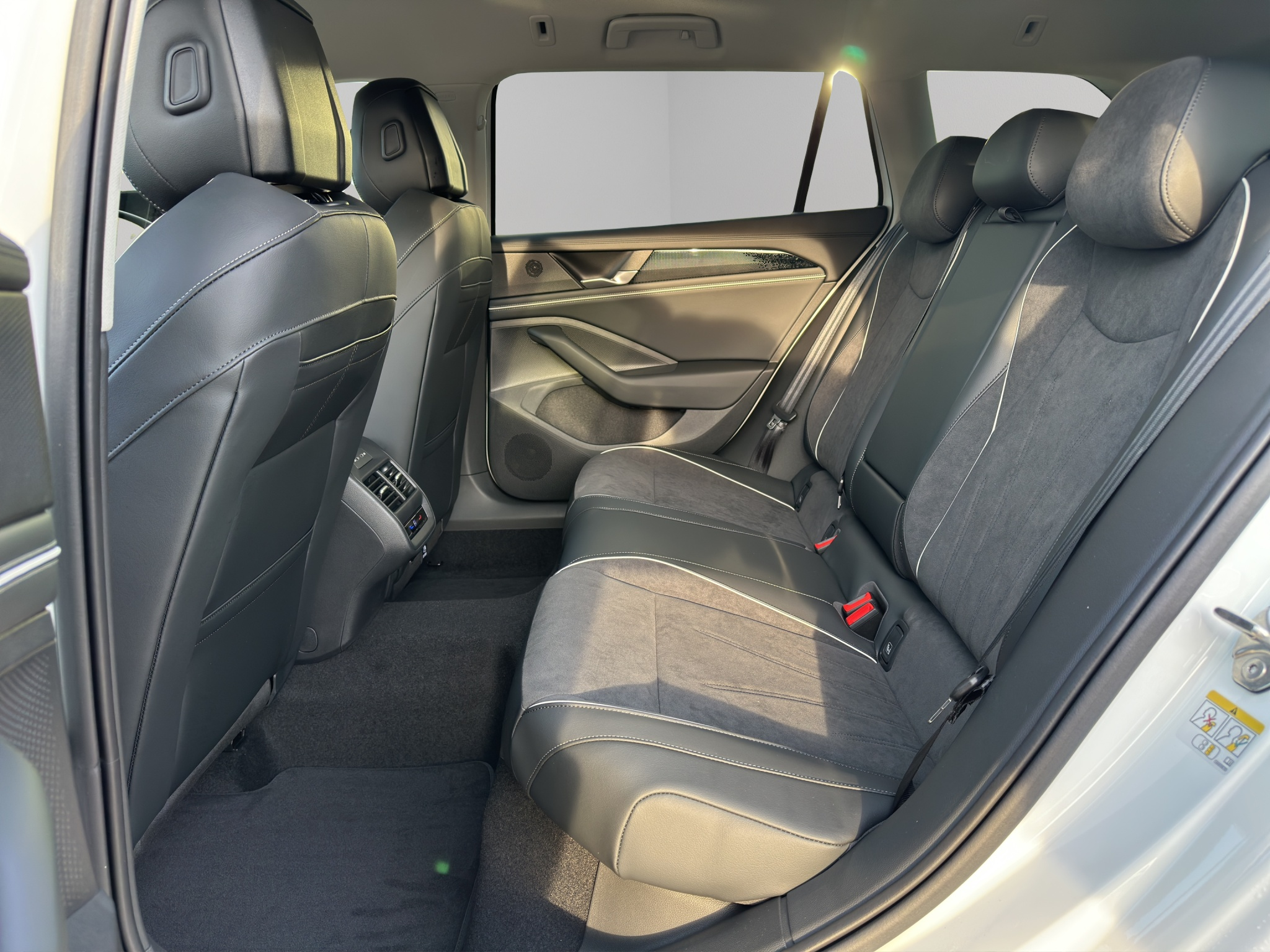 listing desktop thumbnail image 10