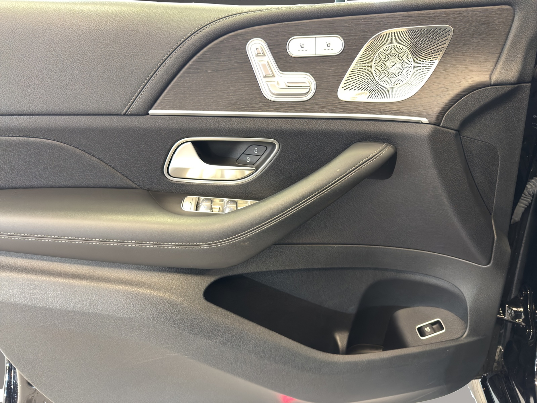 listing desktop thumbnail image 12