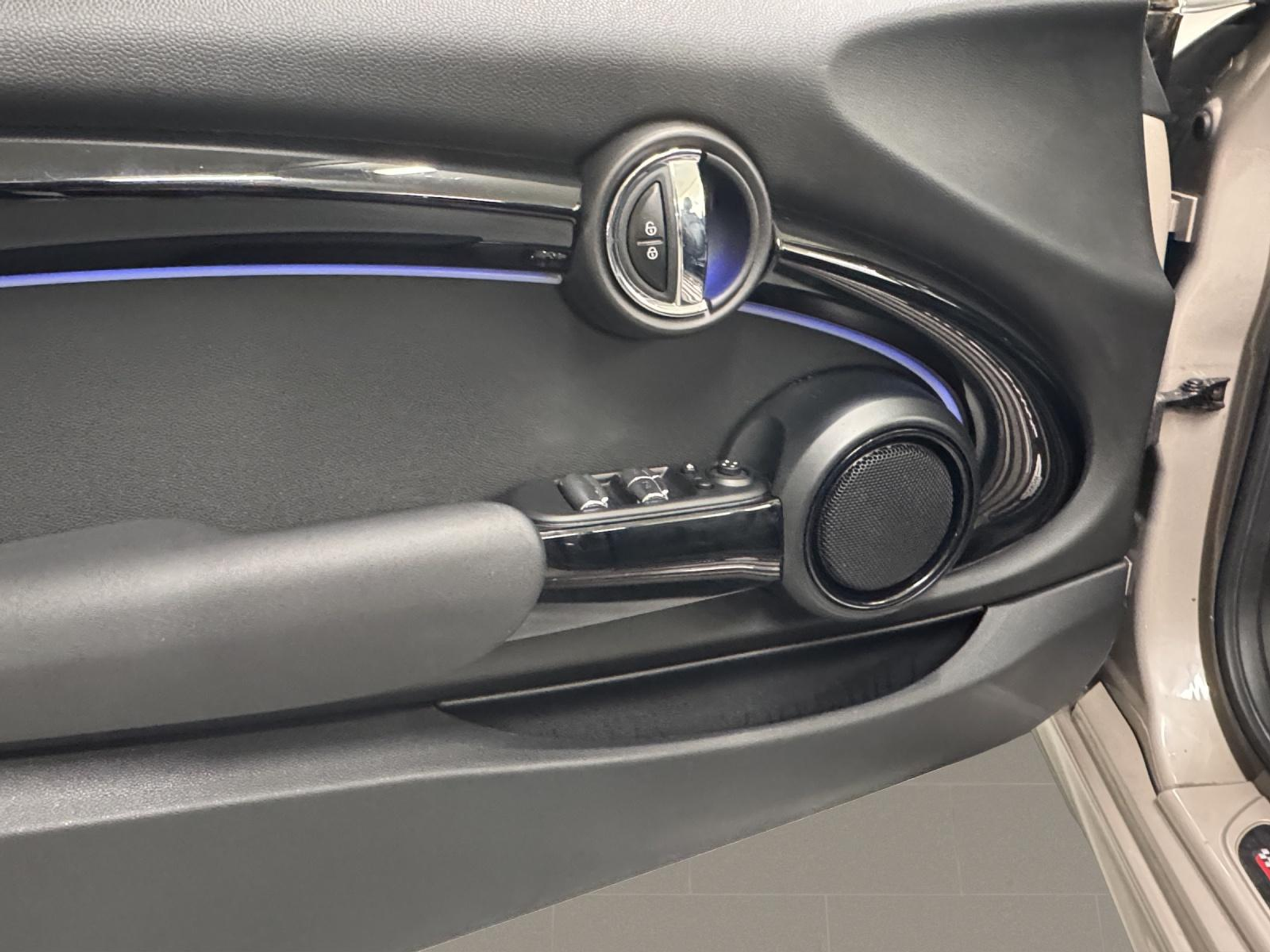 listing desktop thumbnail image 12