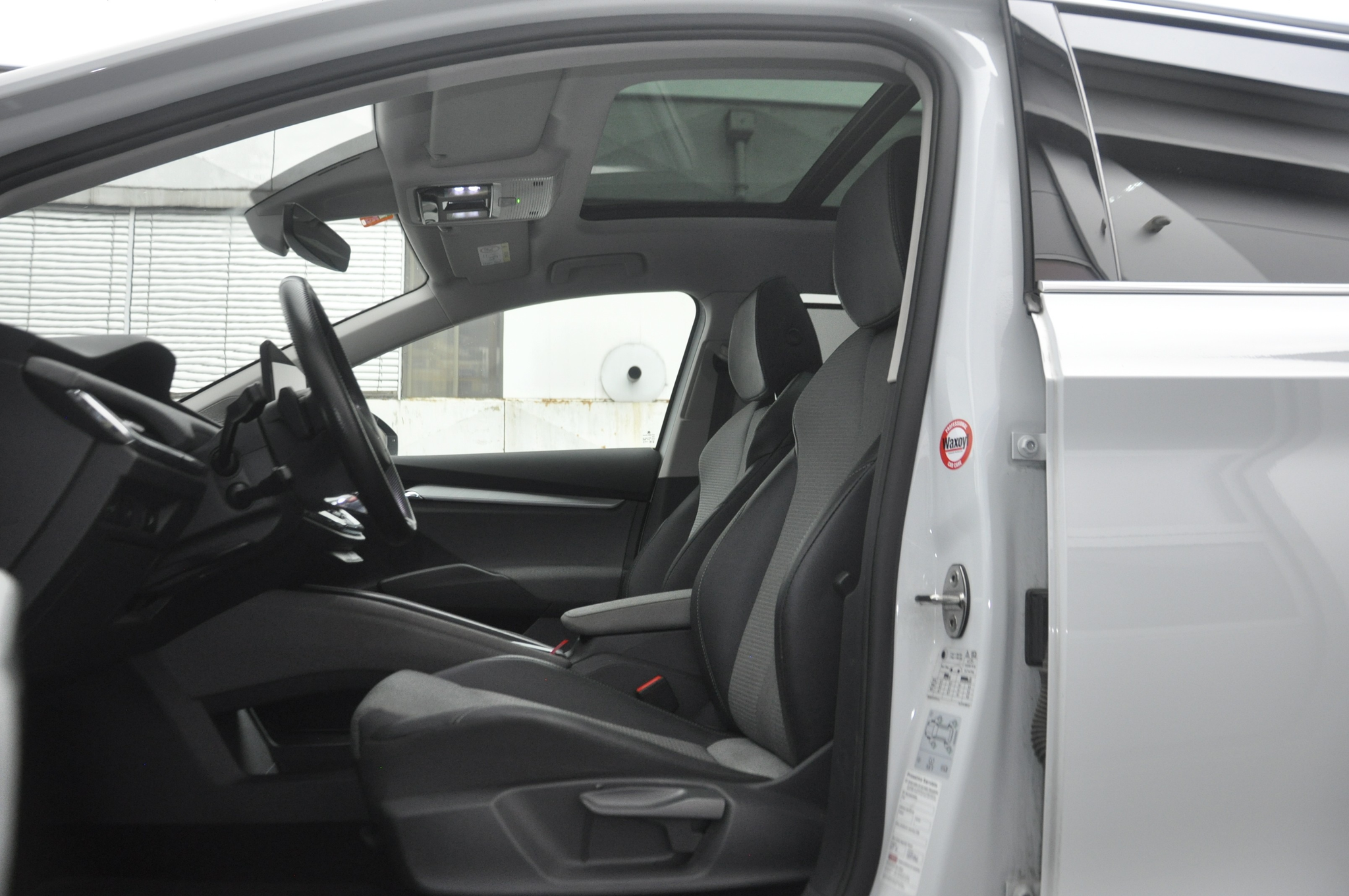 listing desktop thumbnail image 4