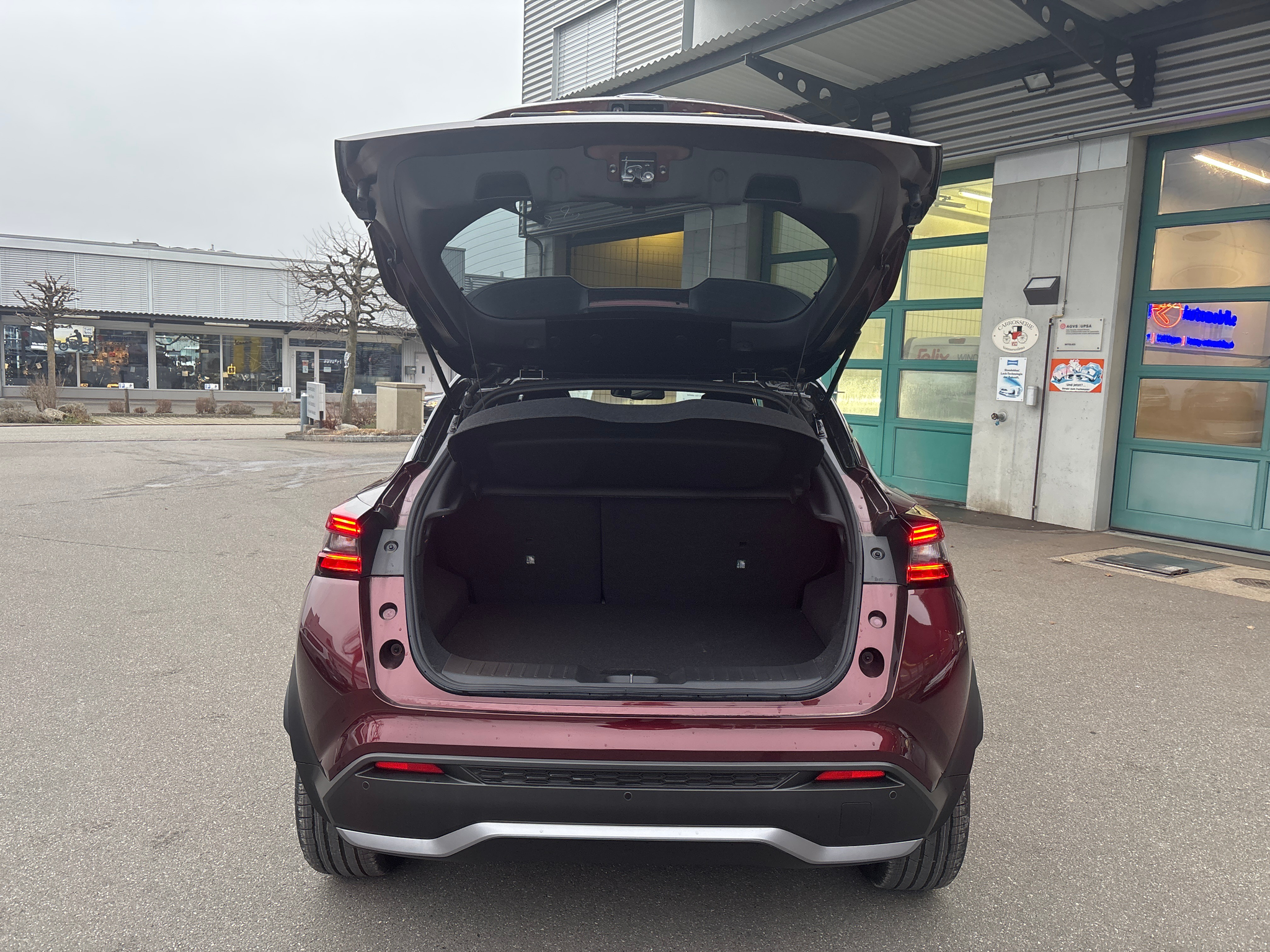 listing desktop thumbnail image 16