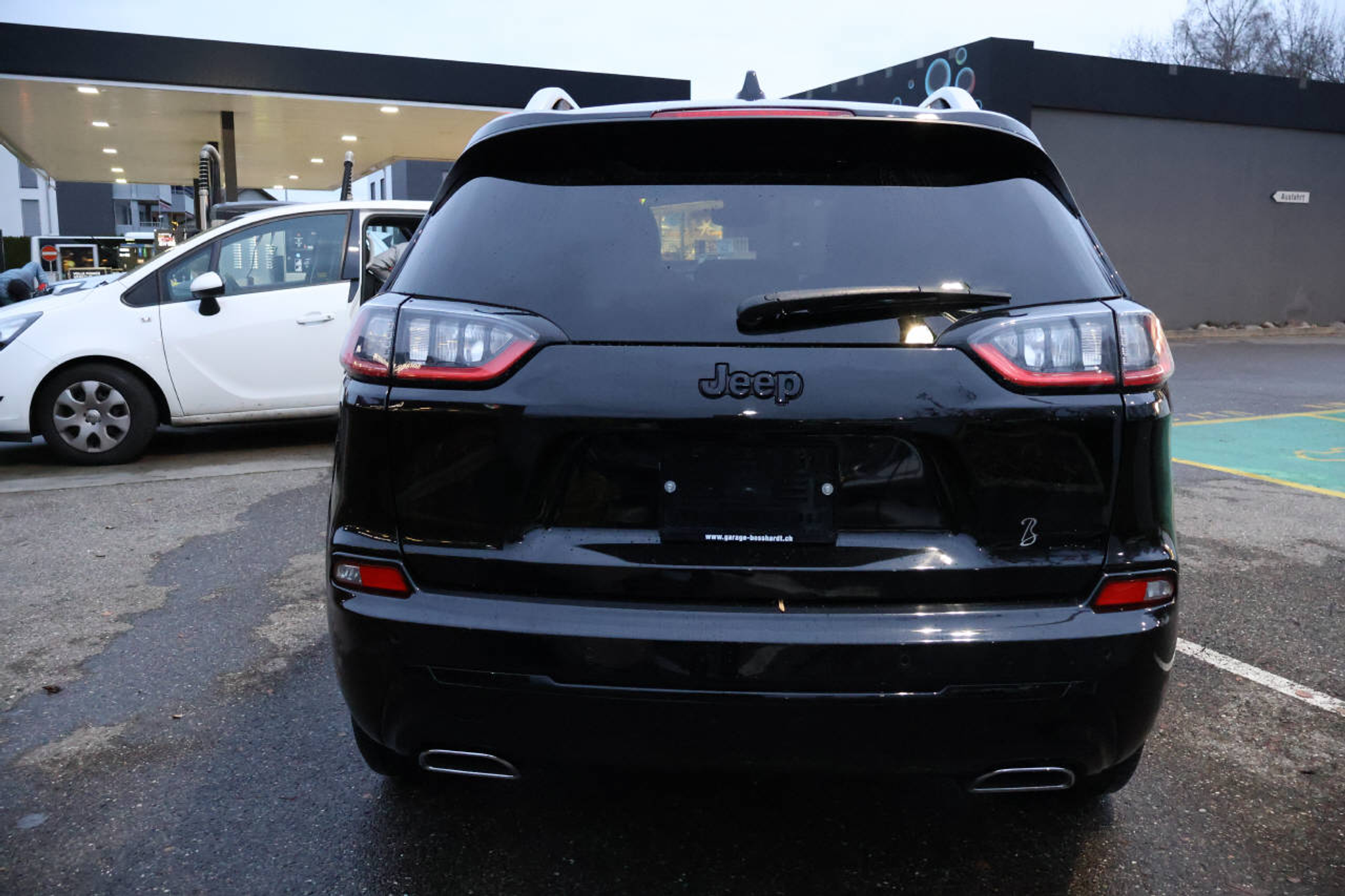 listing desktop thumbnail image 3