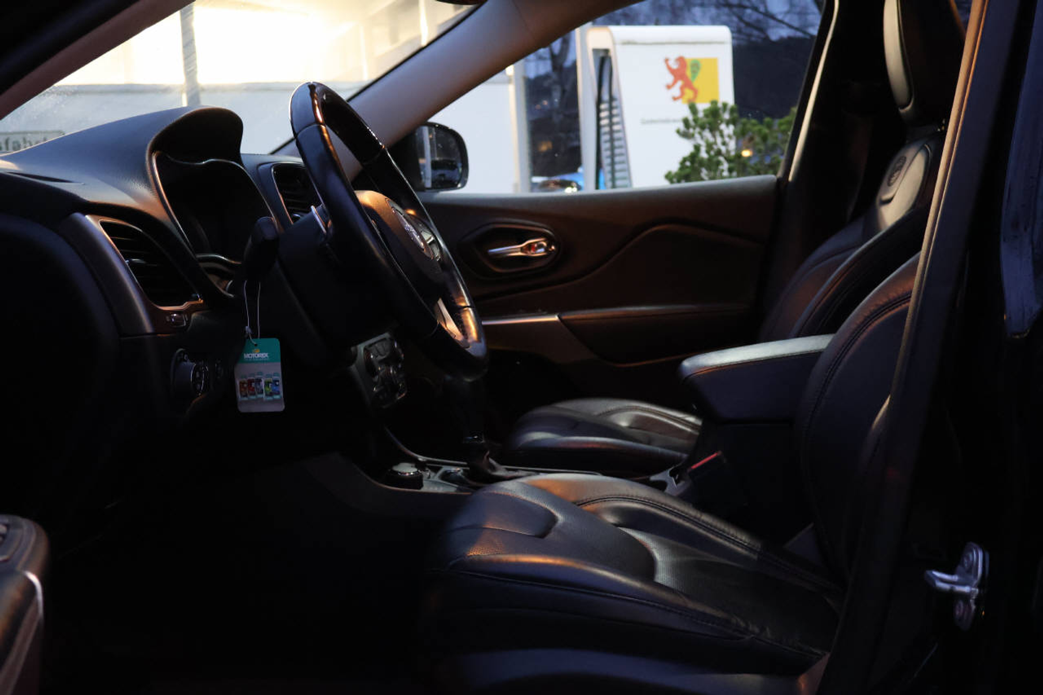 listing desktop thumbnail image 9