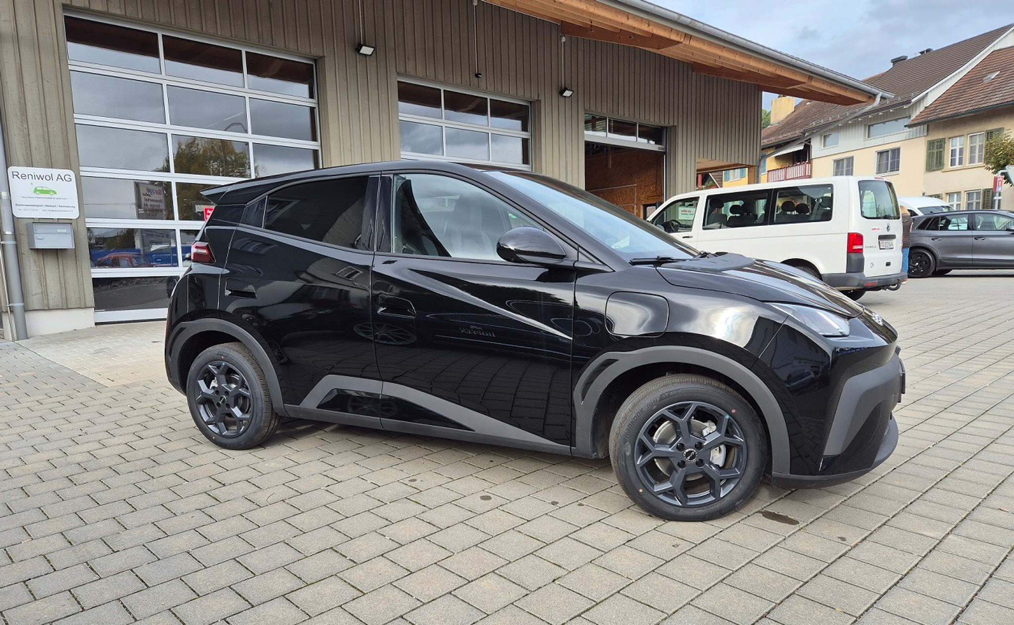 listing desktop thumbnail image 2