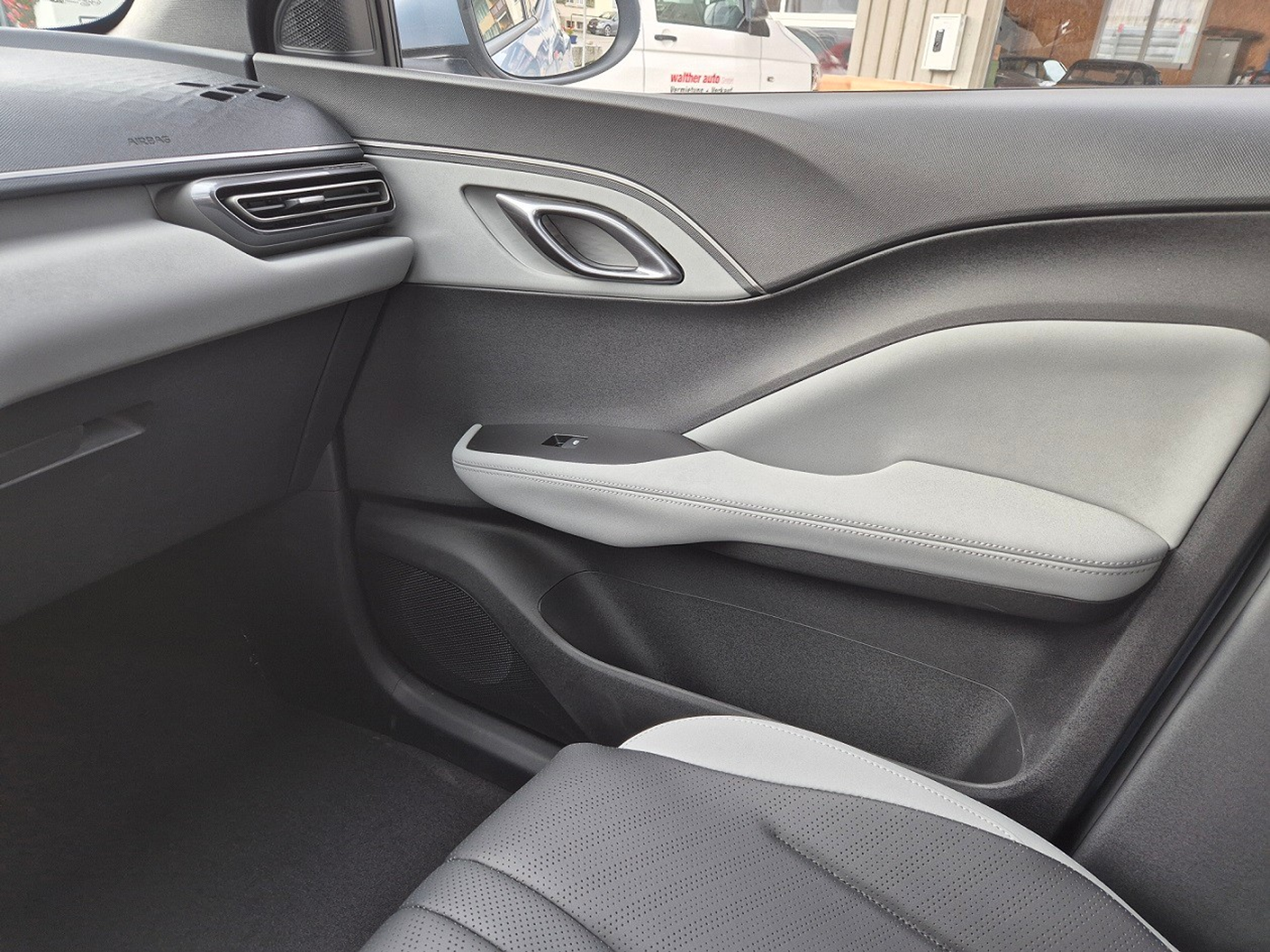 listing desktop thumbnail image 20