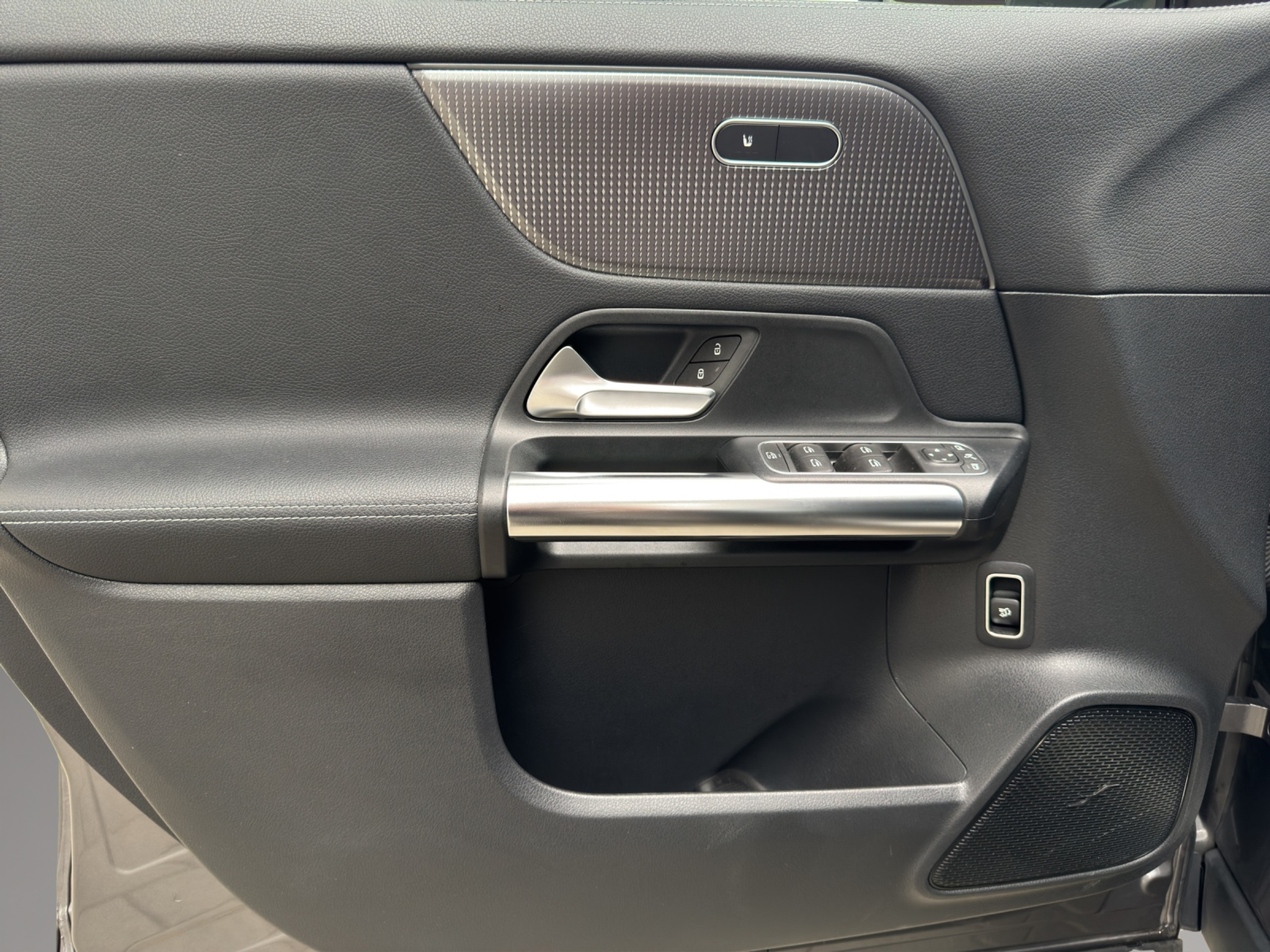 listing desktop thumbnail image 12